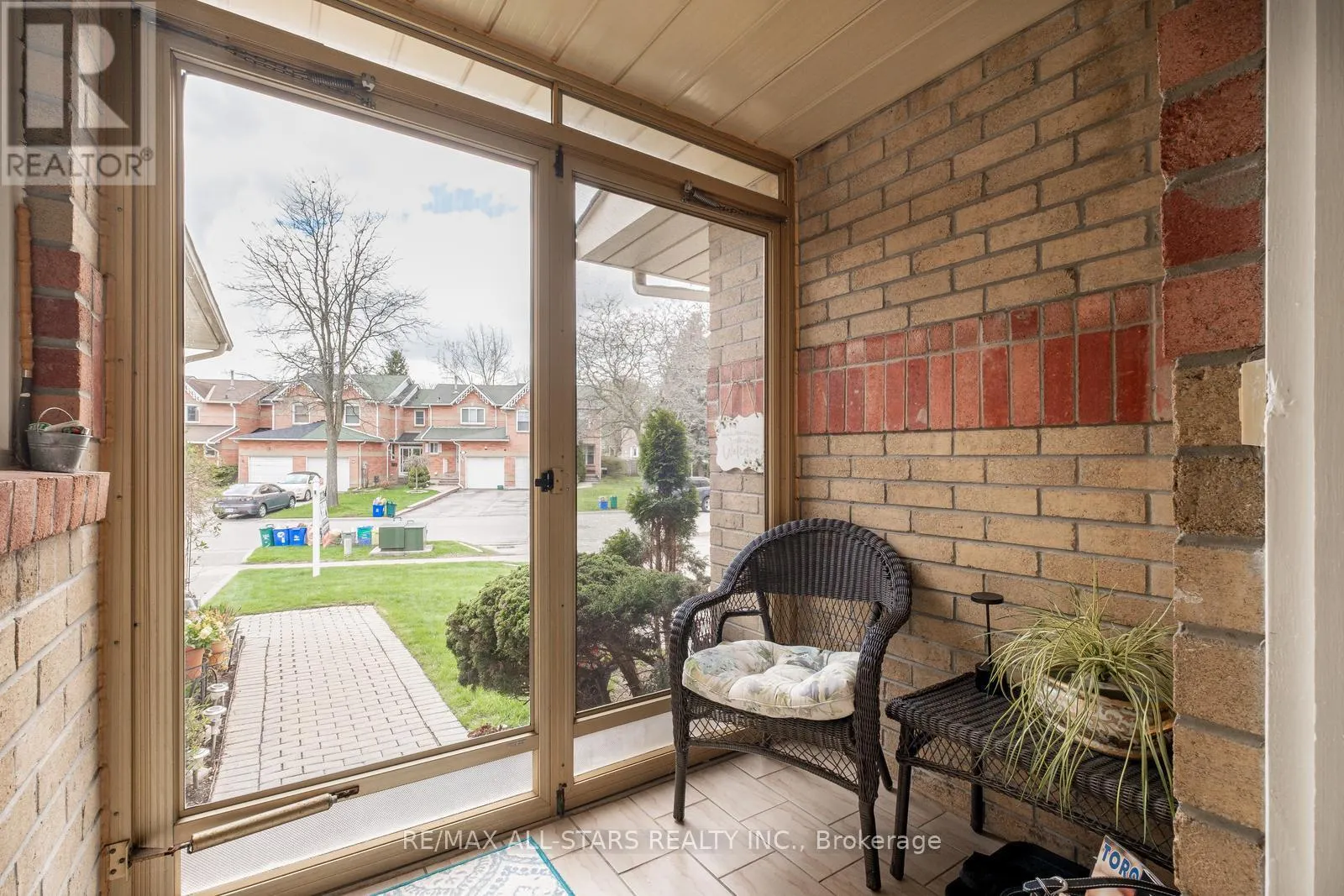 9 STEEPLEVIEW CRESCENT