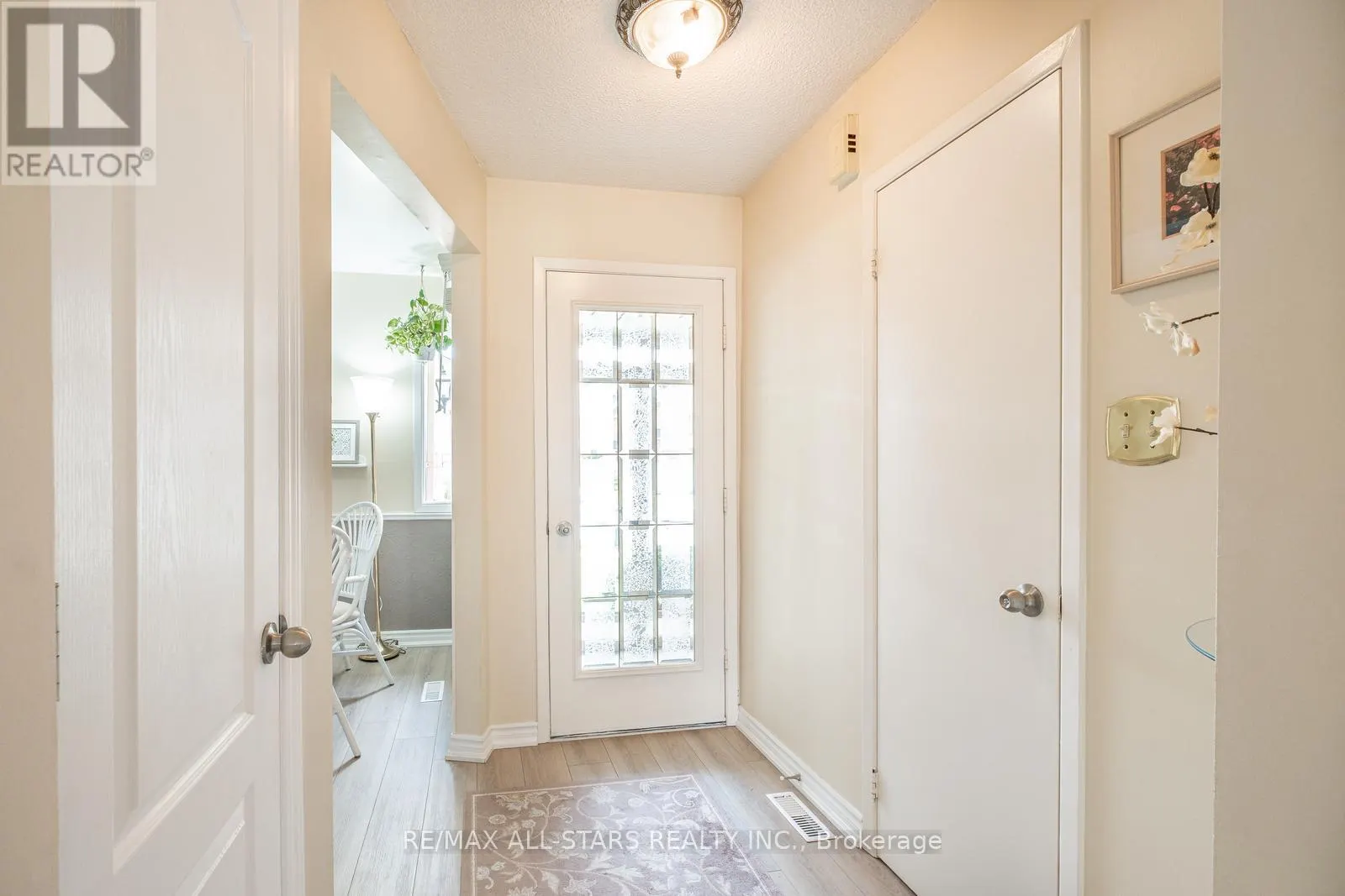 9 STEEPLEVIEW CRESCENT