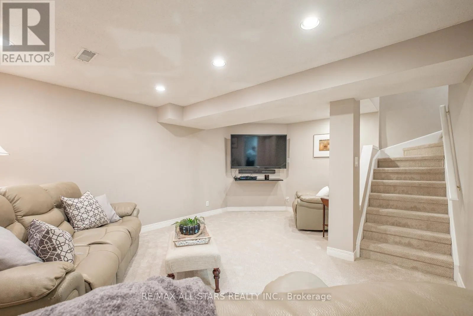 9 STEEPLEVIEW CRESCENT