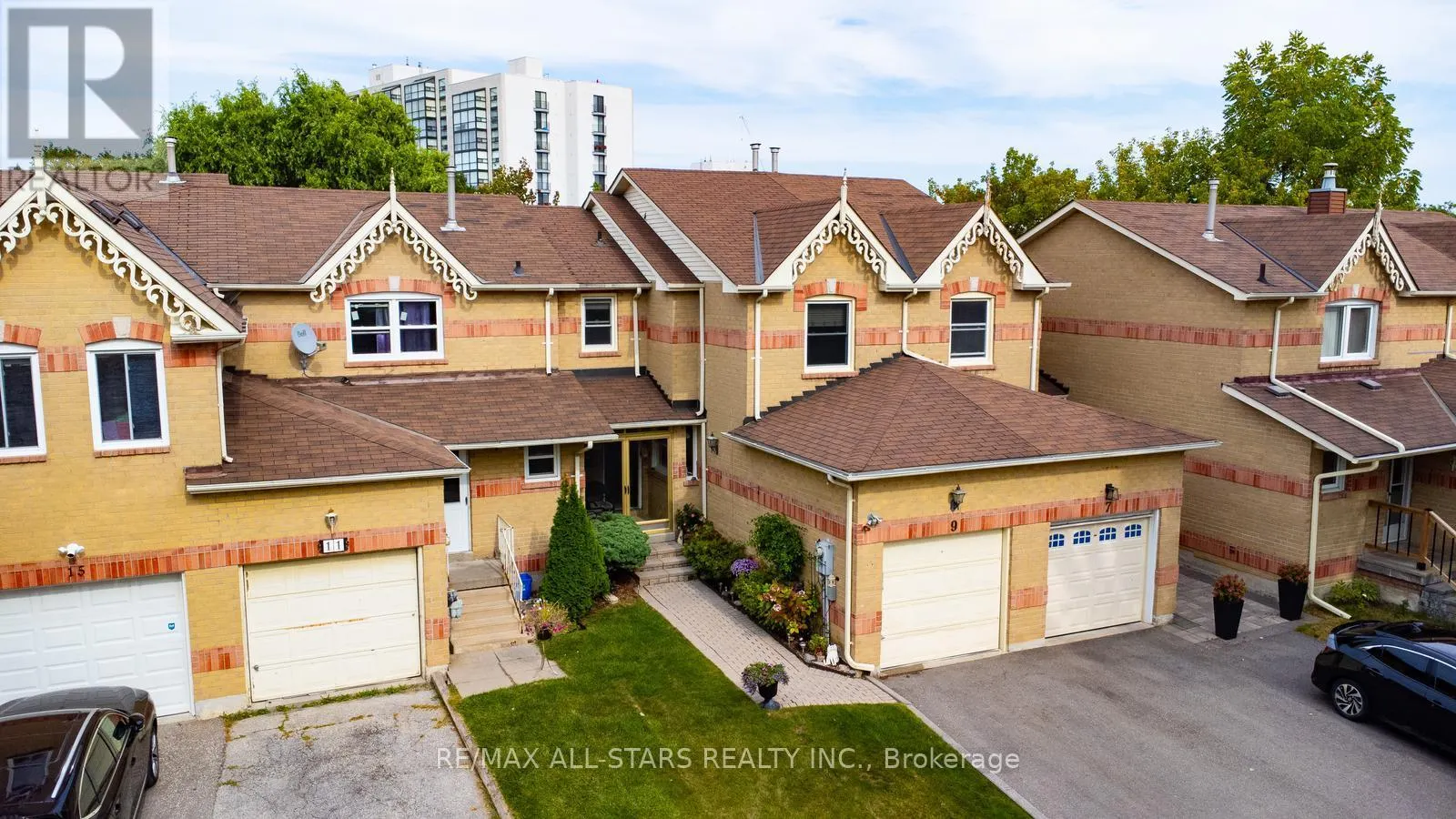 9 STEEPLEVIEW CRESCENT