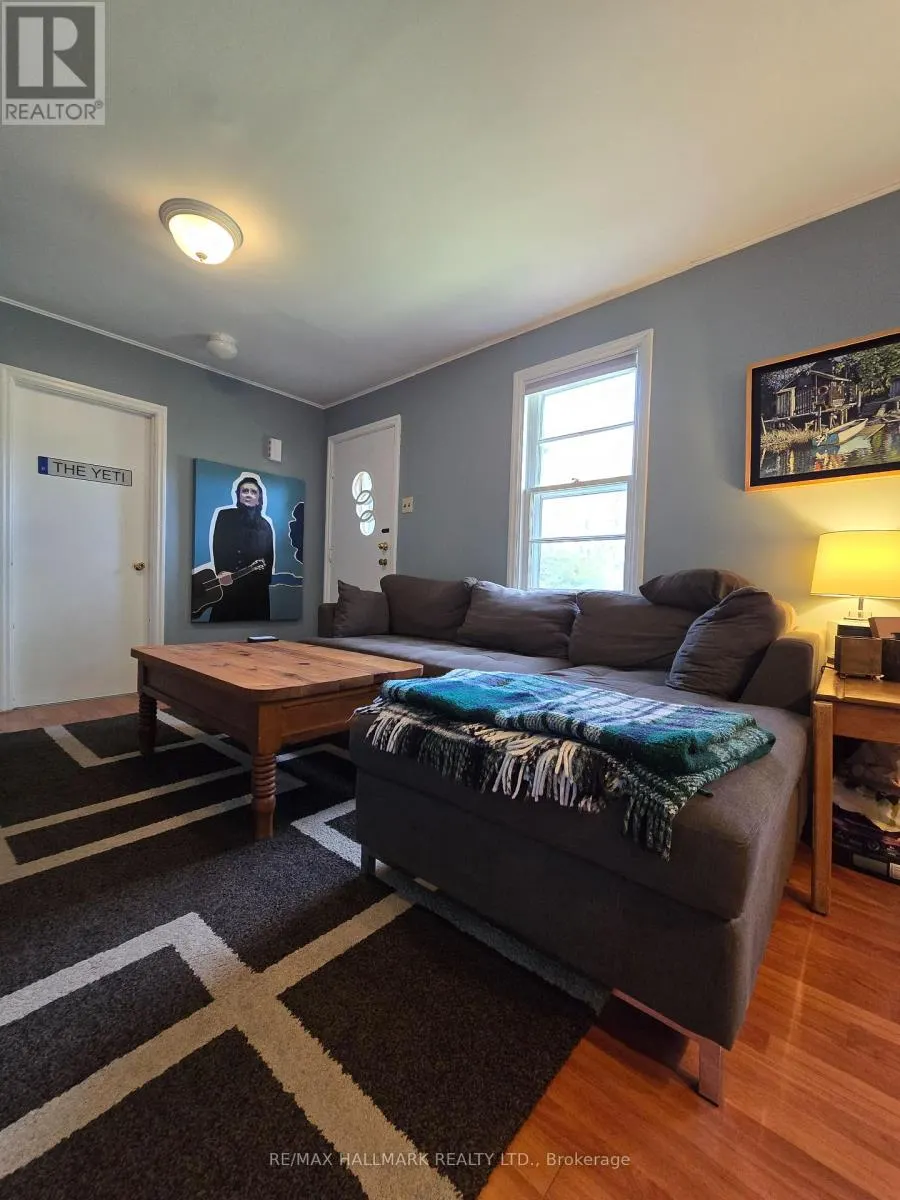 555 WELLINGTON STREET W