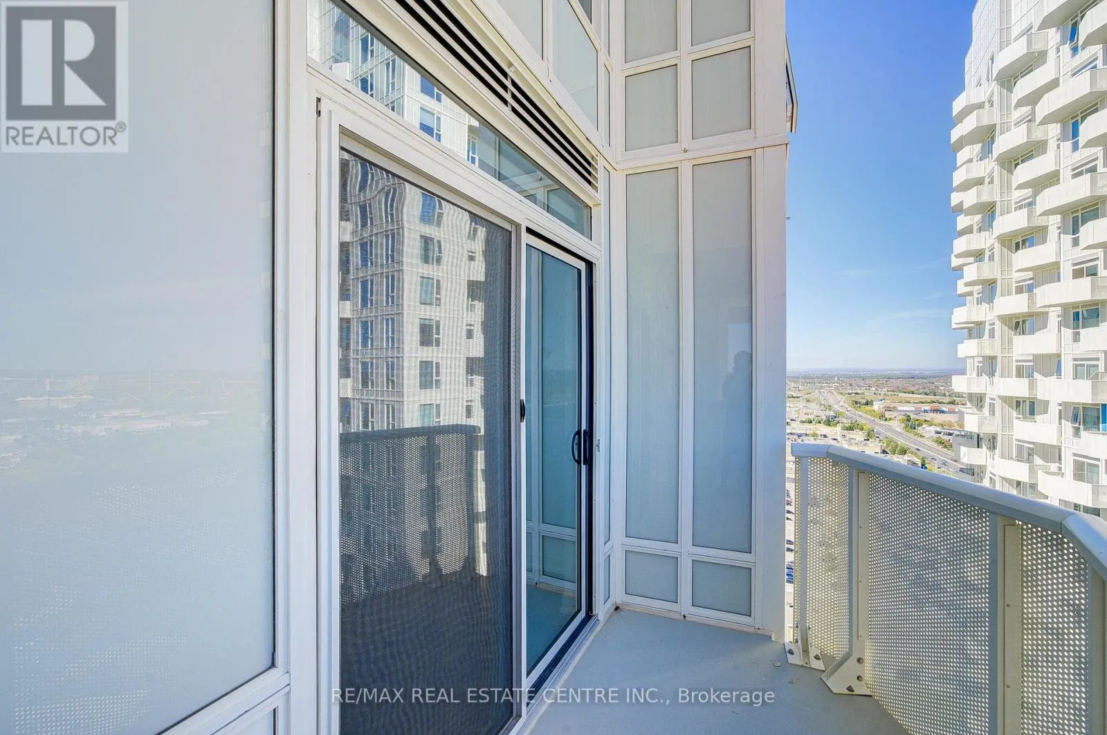2204 - 474 CALDARI ROAD