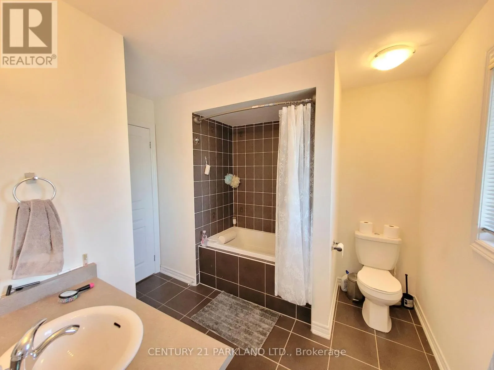 23 OVERHOLD CRESCENT