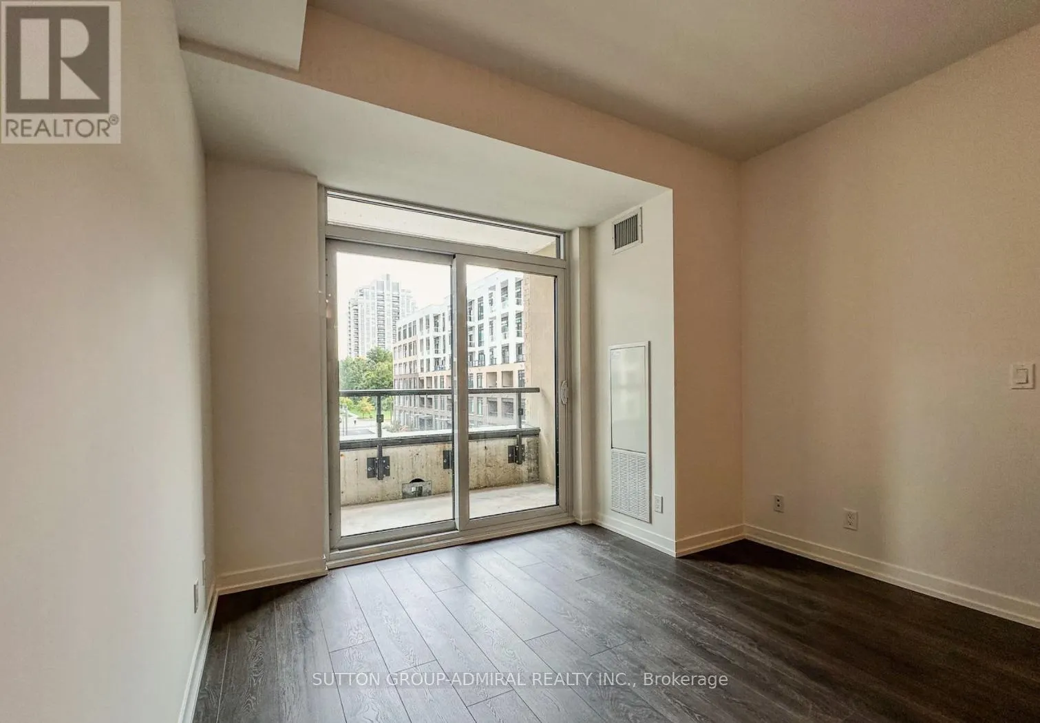 307 - 8 BEVERLEY GLEN BOULEVARD