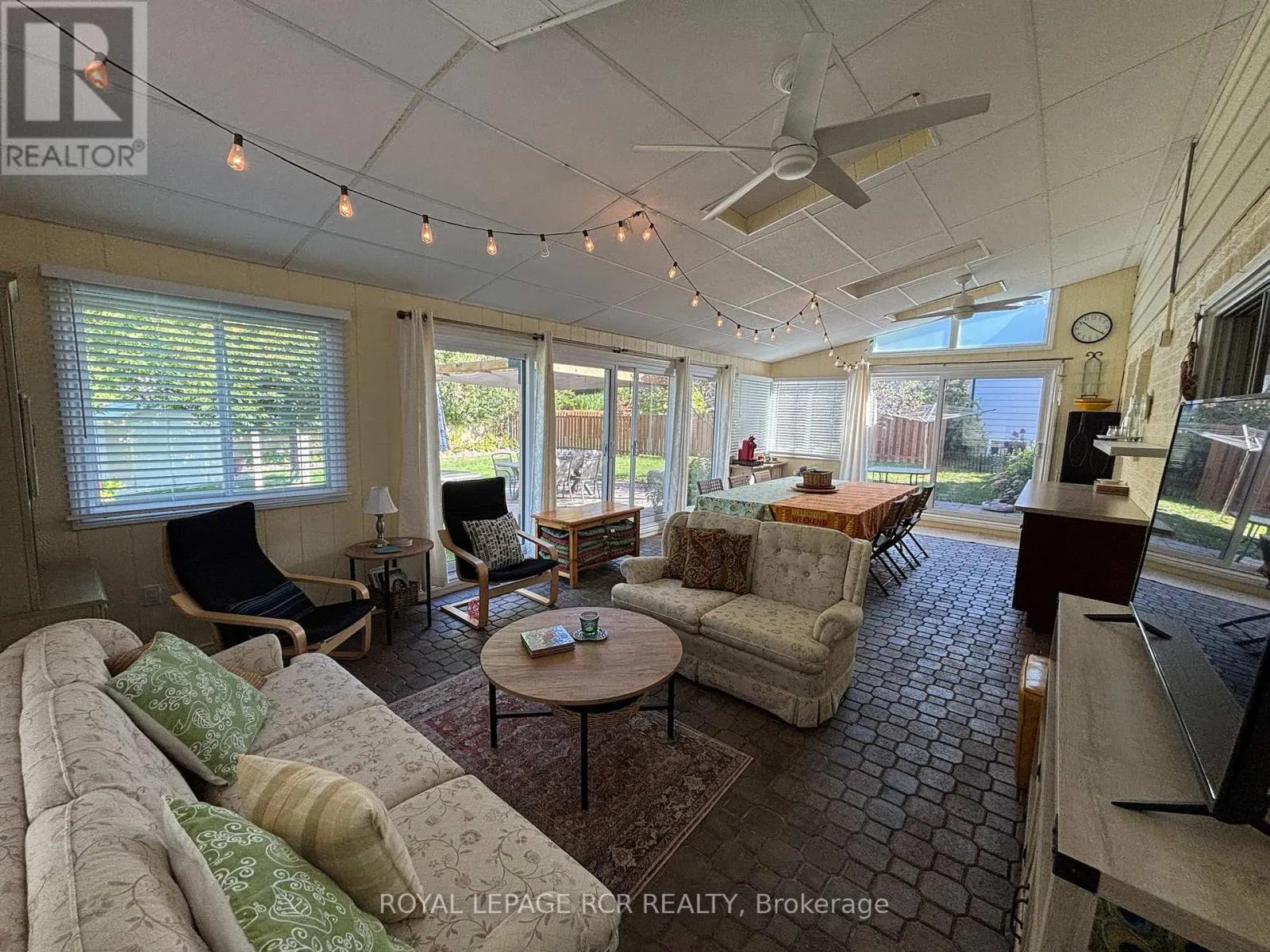 1049 ELGIN STREET