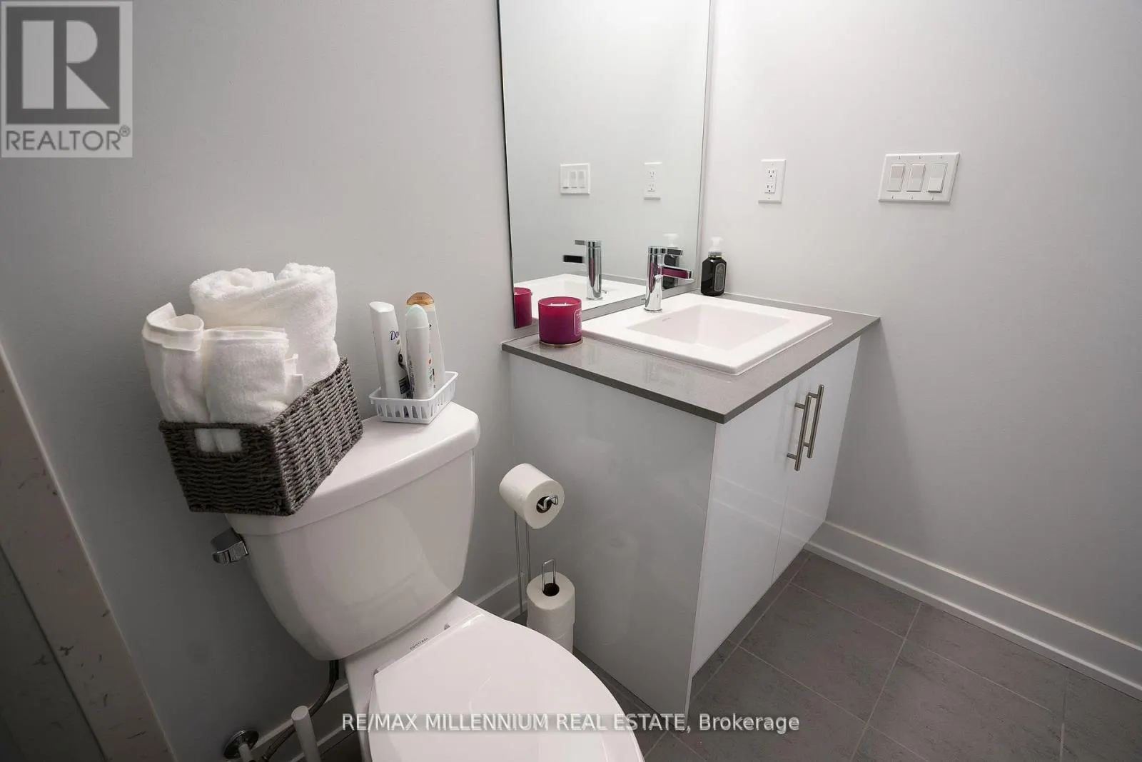 U221 - 9560 ISLINGTON AVENUE