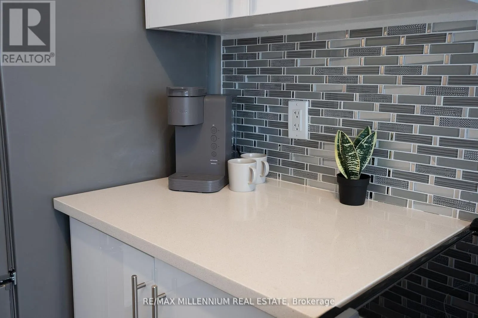 U221 - 9560 ISLINGTON AVENUE