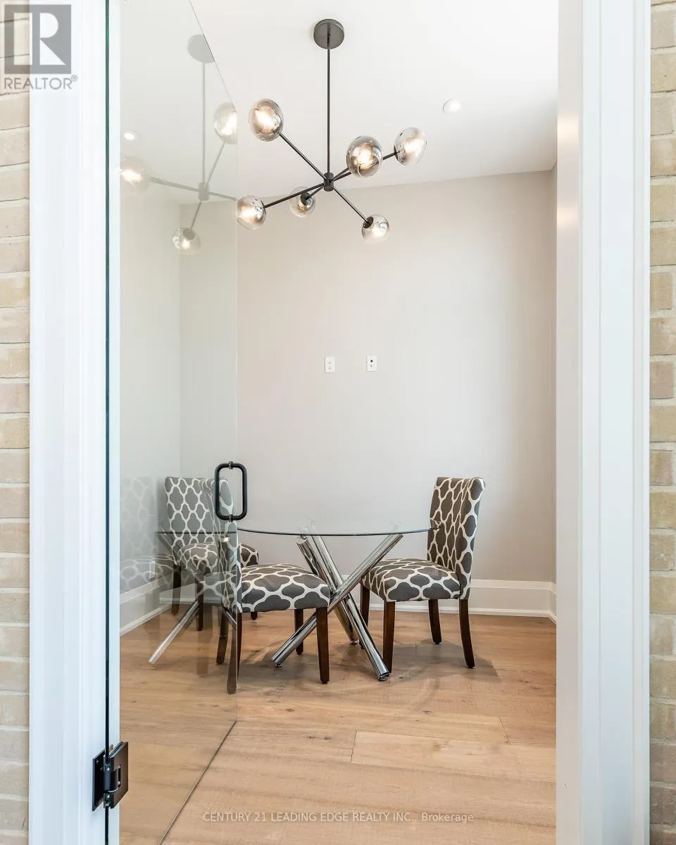 86 BROCK STREET W