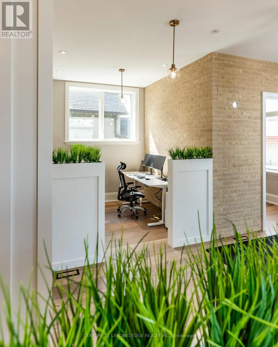 86 BROCK STREET W