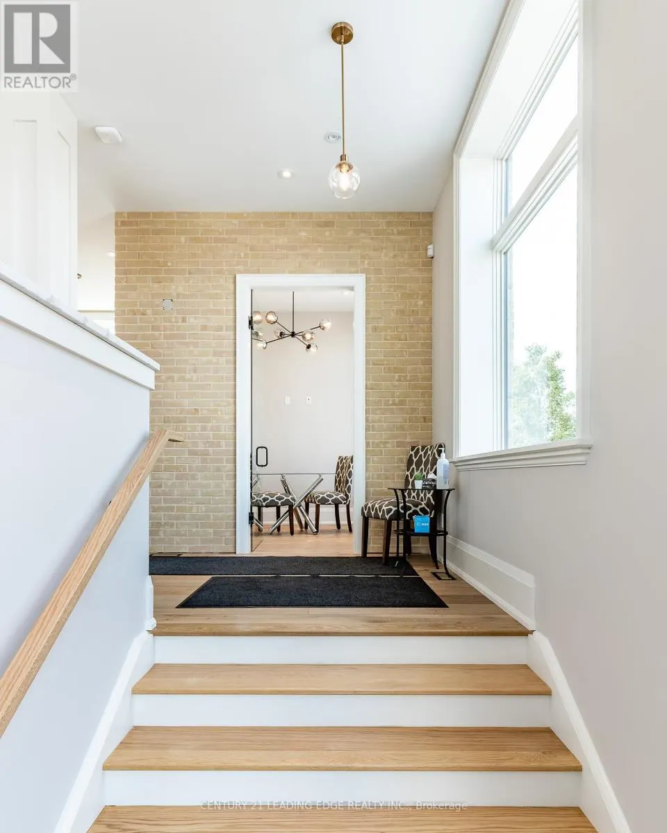 86 BROCK STREET W