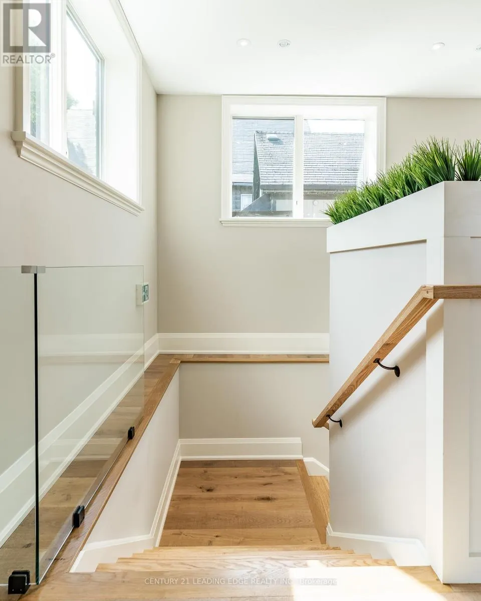 86 BROCK STREET W