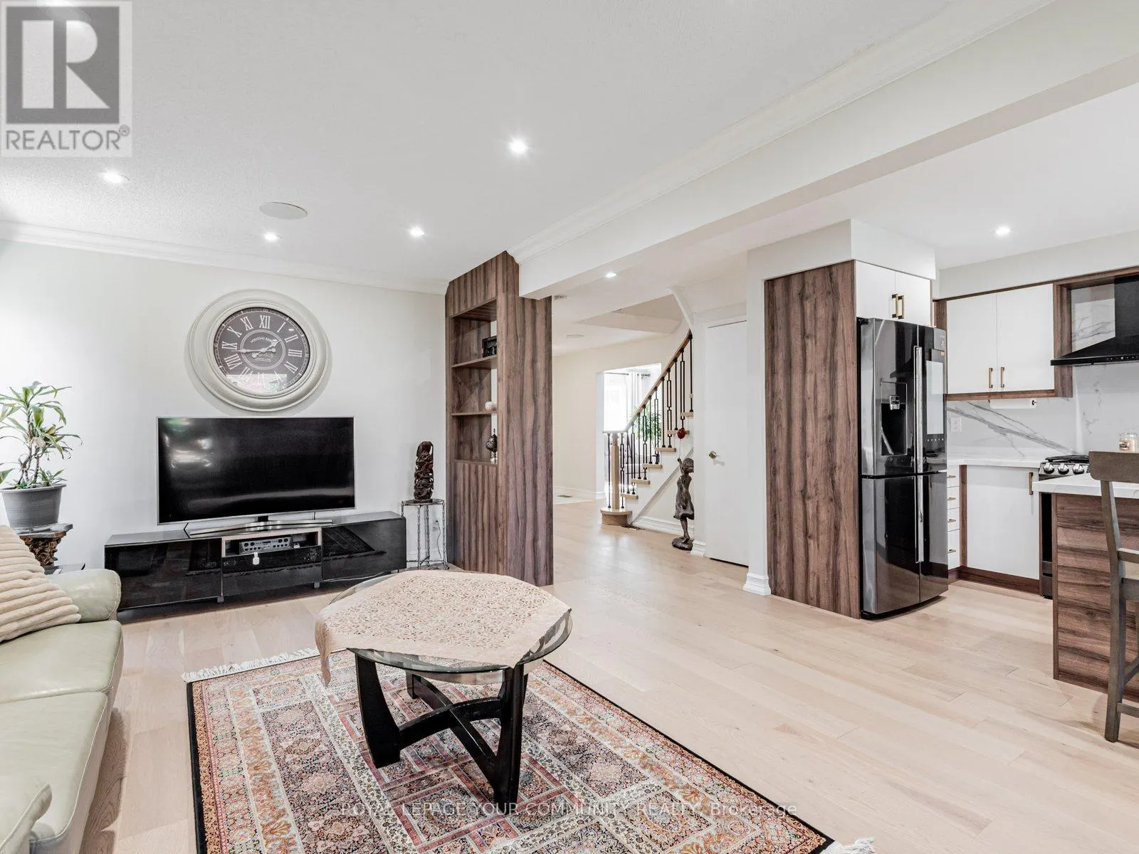 5 MANDEL CRESCENT
