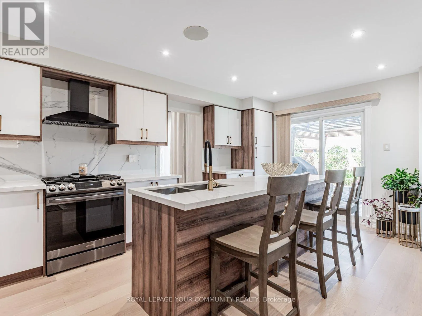 5 MANDEL CRESCENT