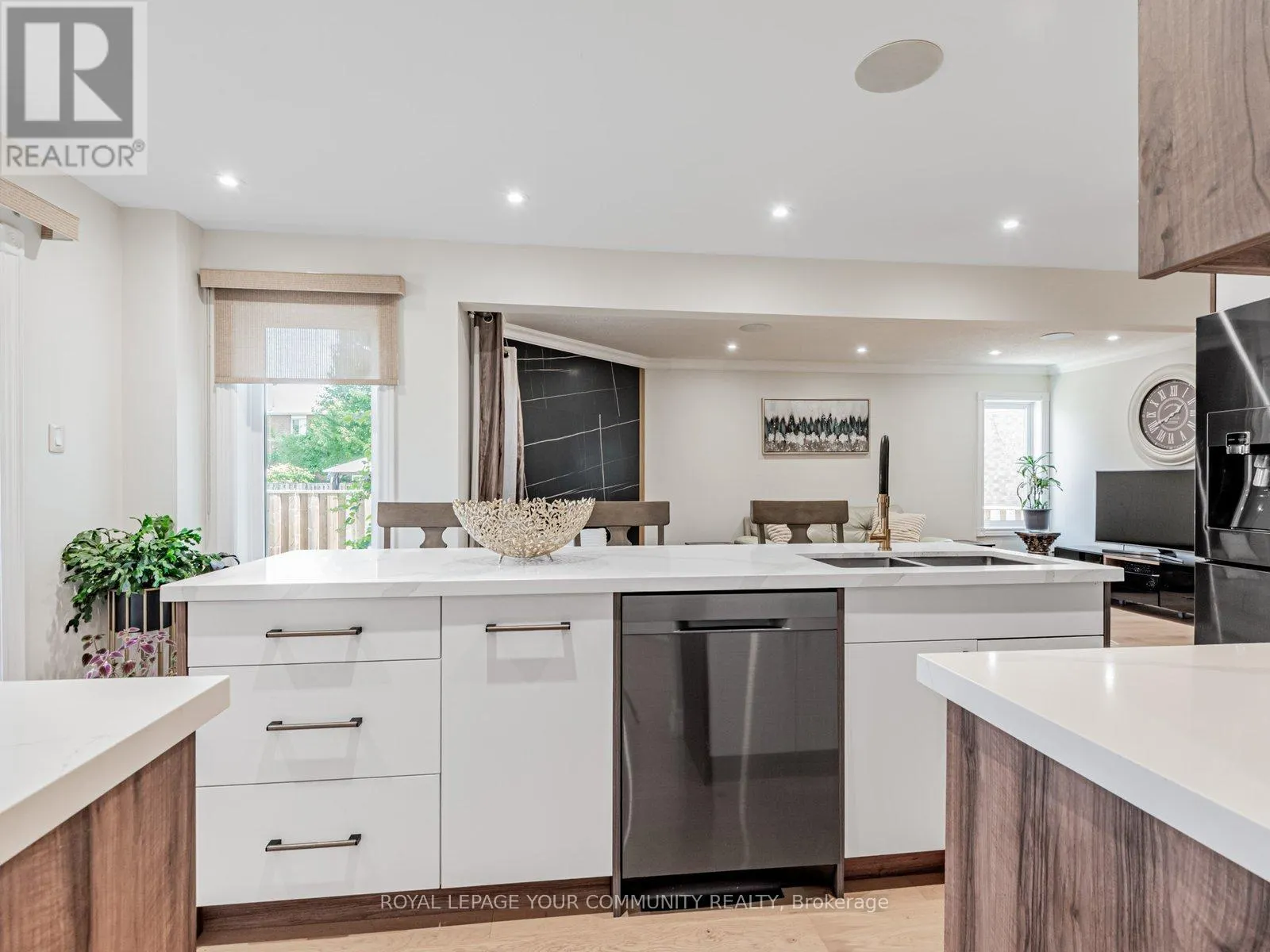 5 MANDEL CRESCENT