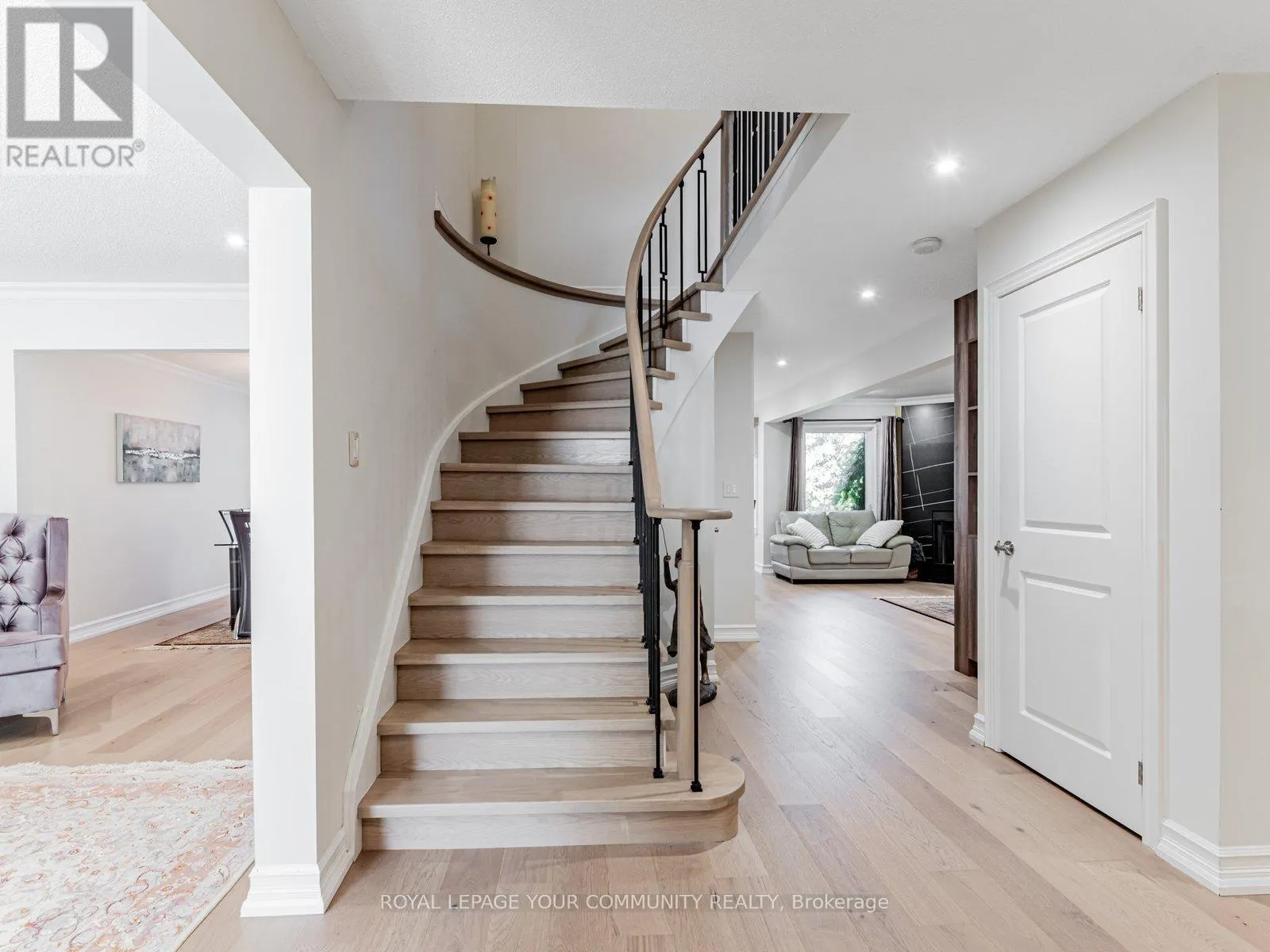 5 MANDEL CRESCENT