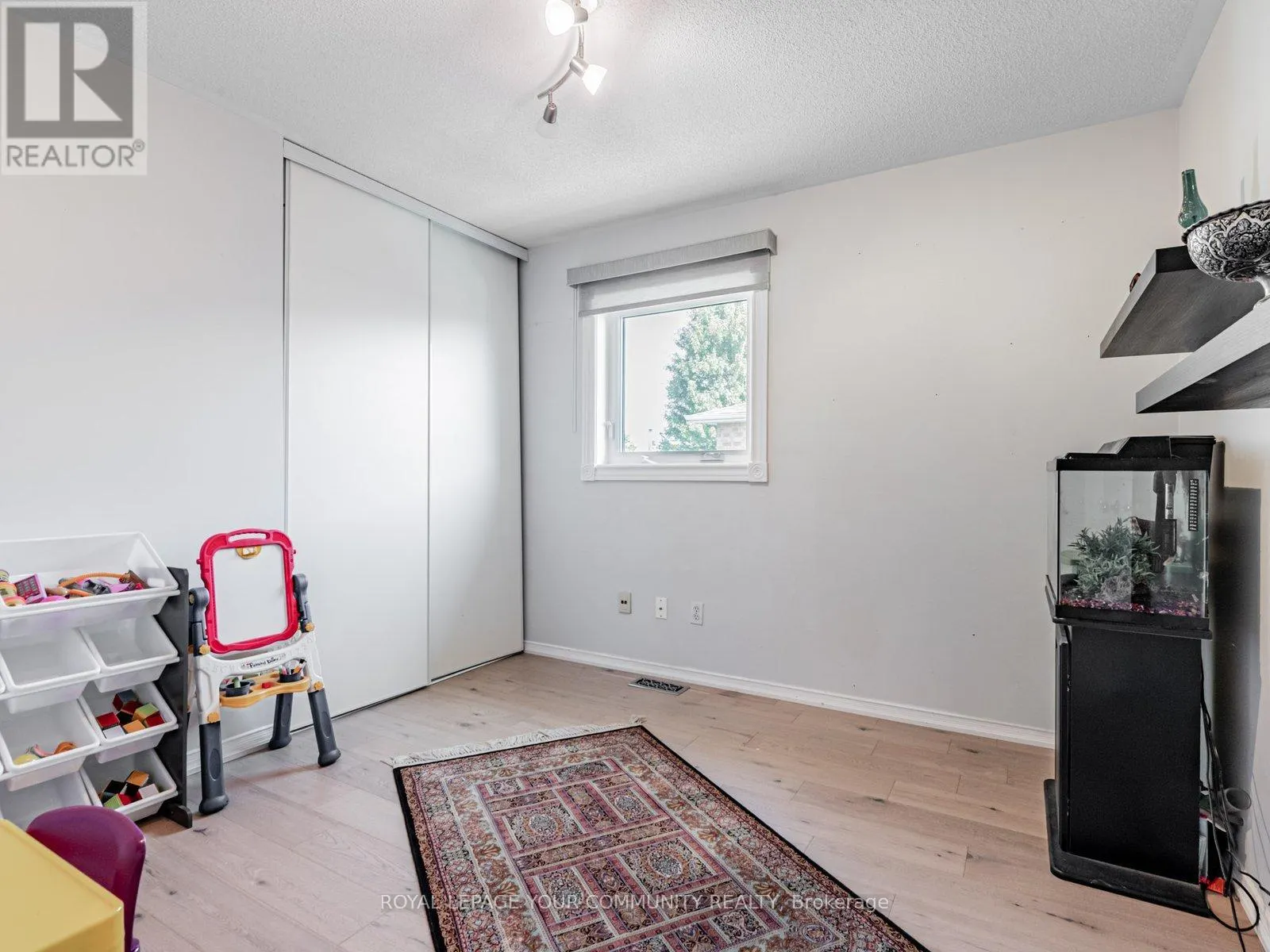 5 MANDEL CRESCENT