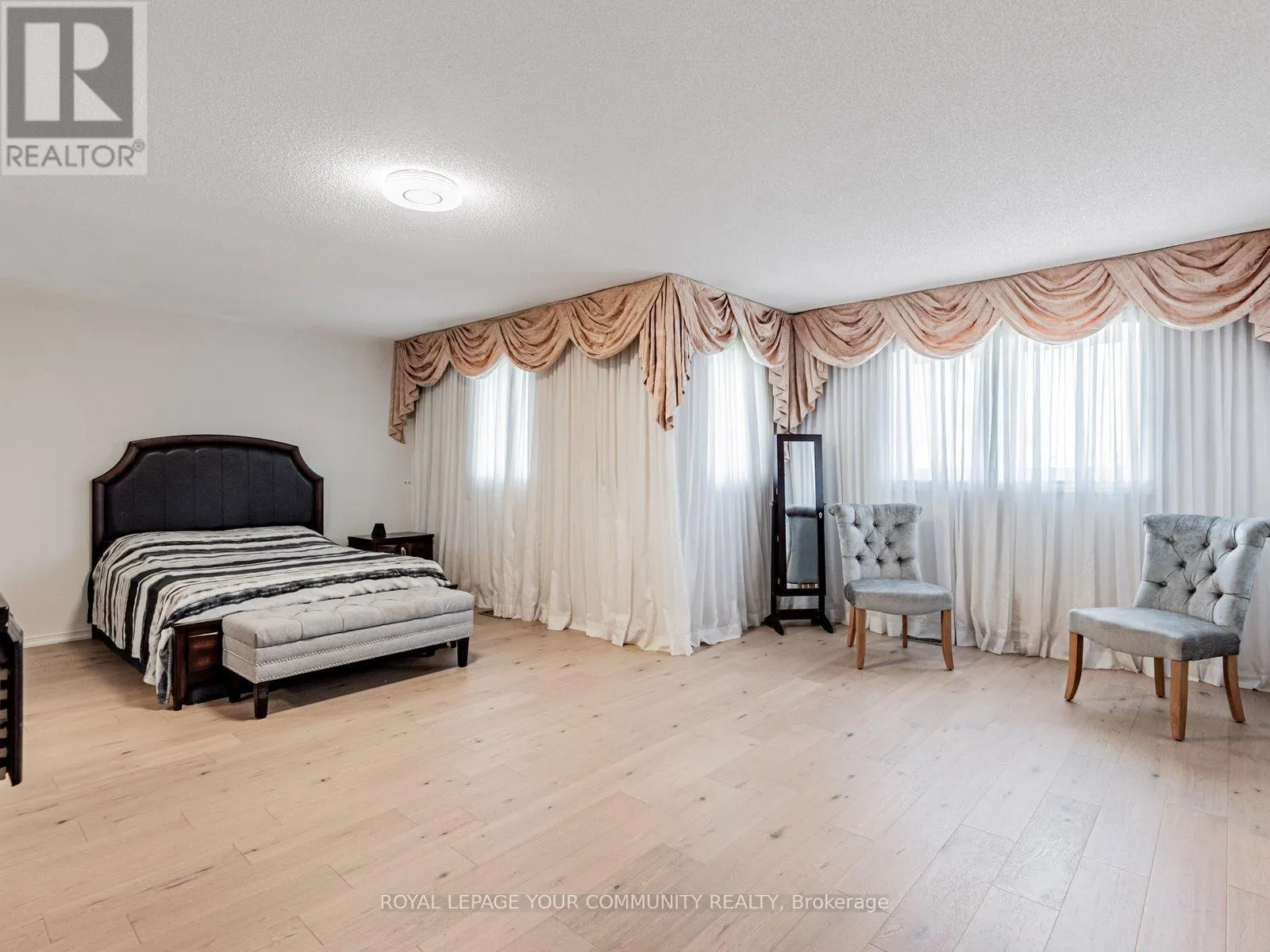 5 MANDEL CRESCENT