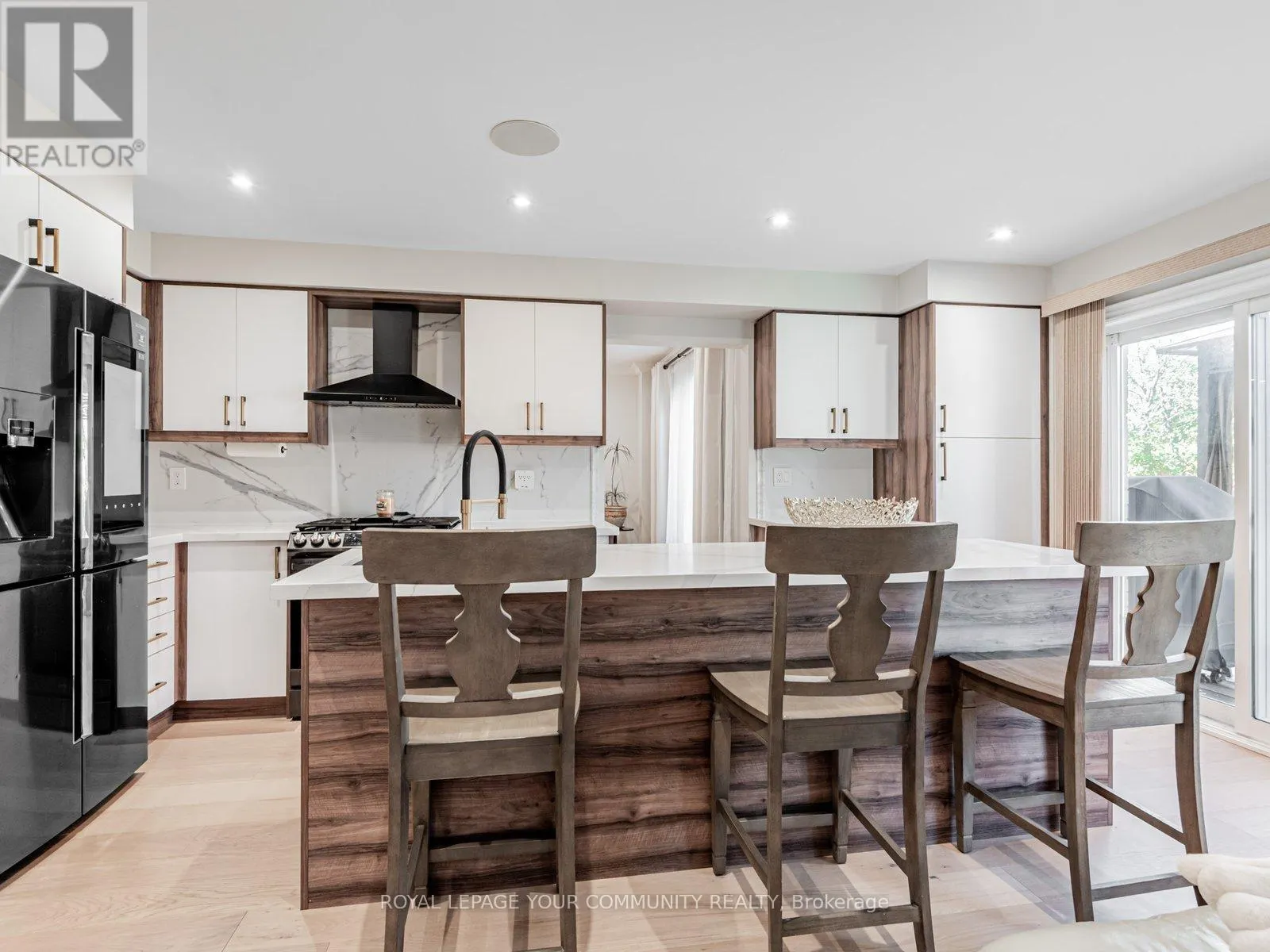 5 MANDEL CRESCENT