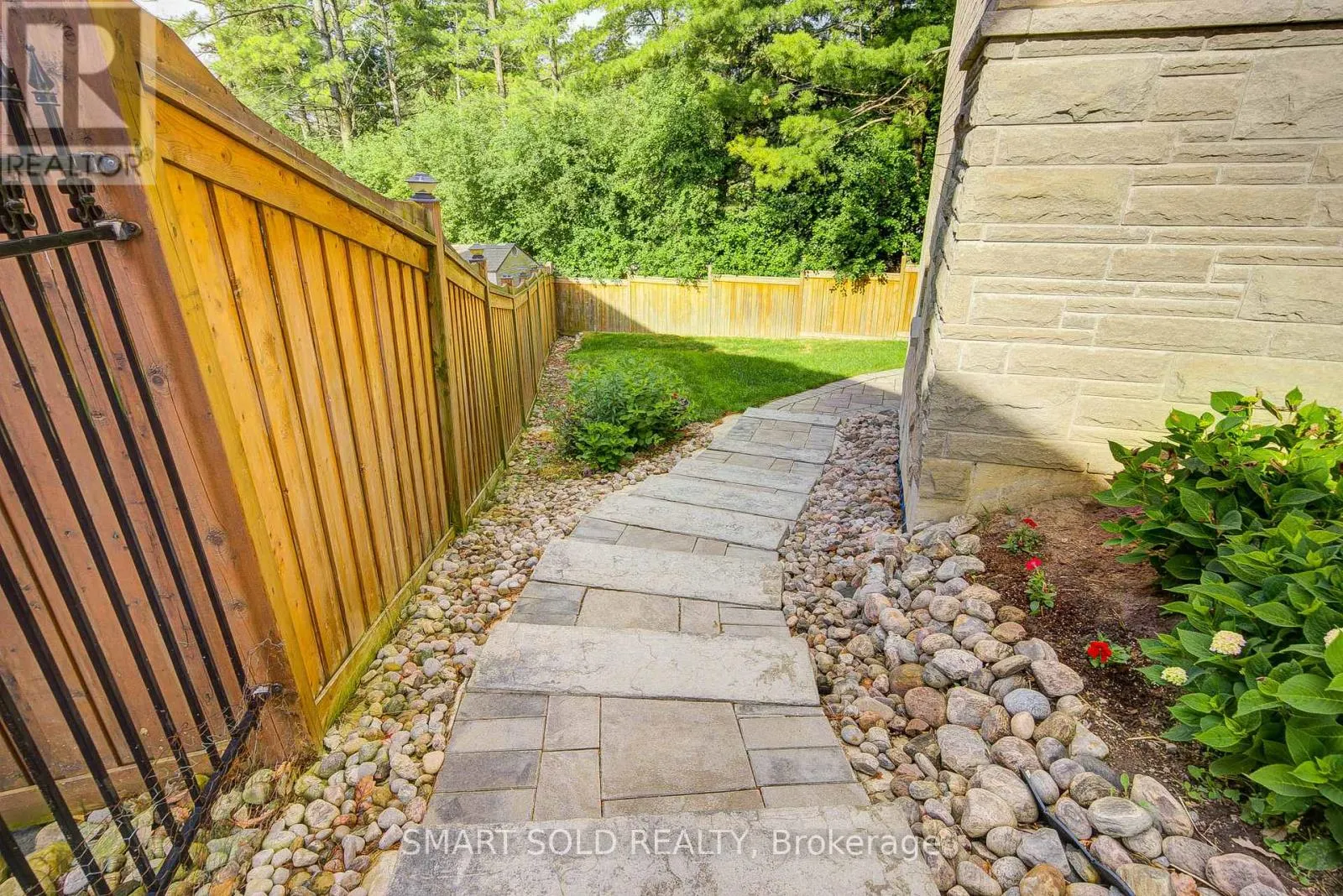 29 MAGDALAN CRESCENT