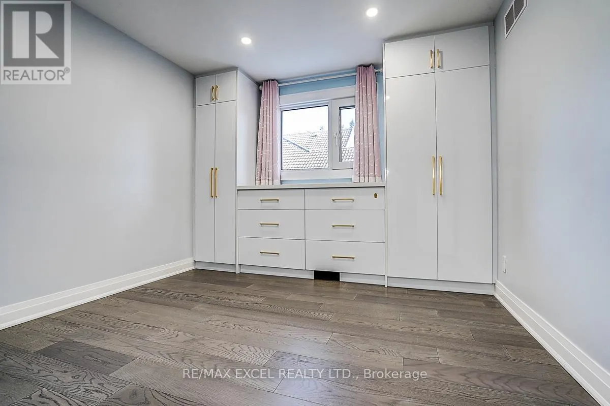 9 OAKCREST AVENUE