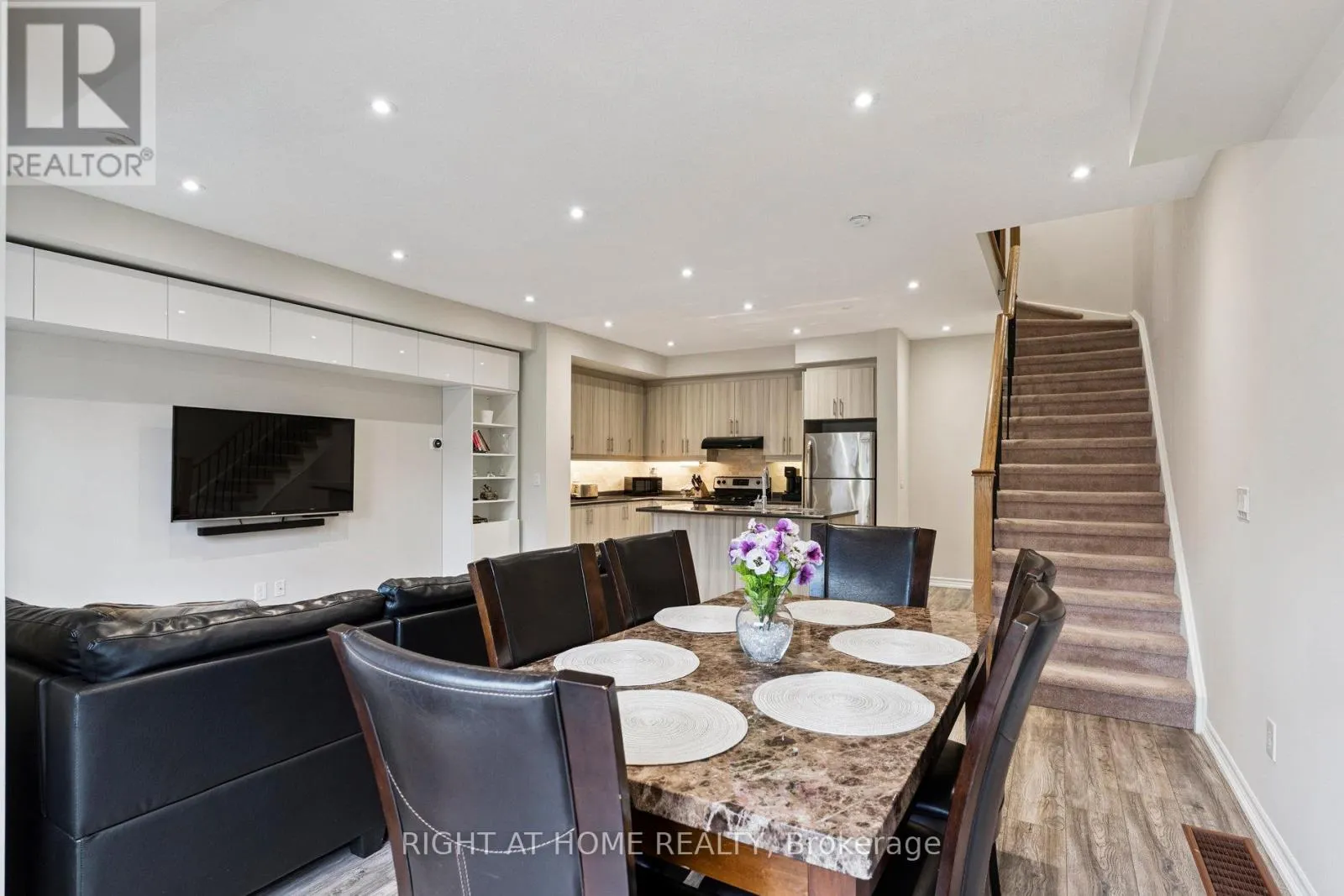 30 BOADWAY CRESCENT