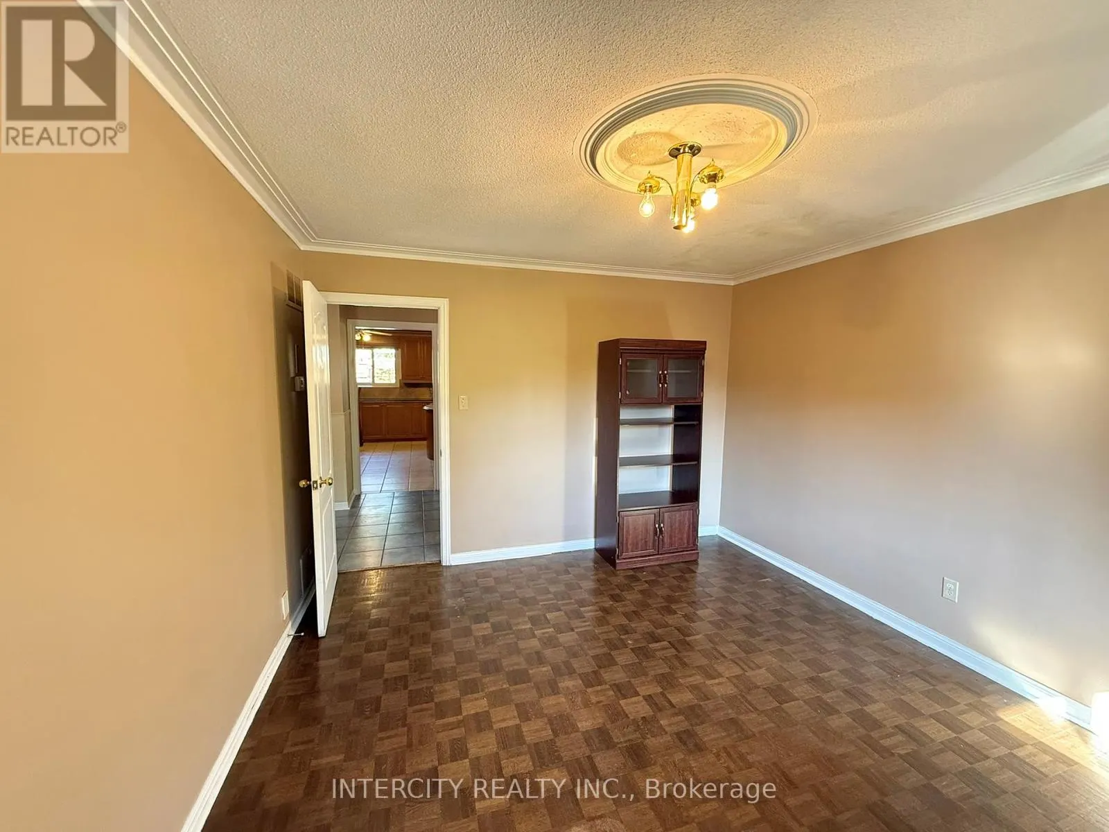MAIN & 2ND FLR - 18 GLEN CAMERON ROAD
