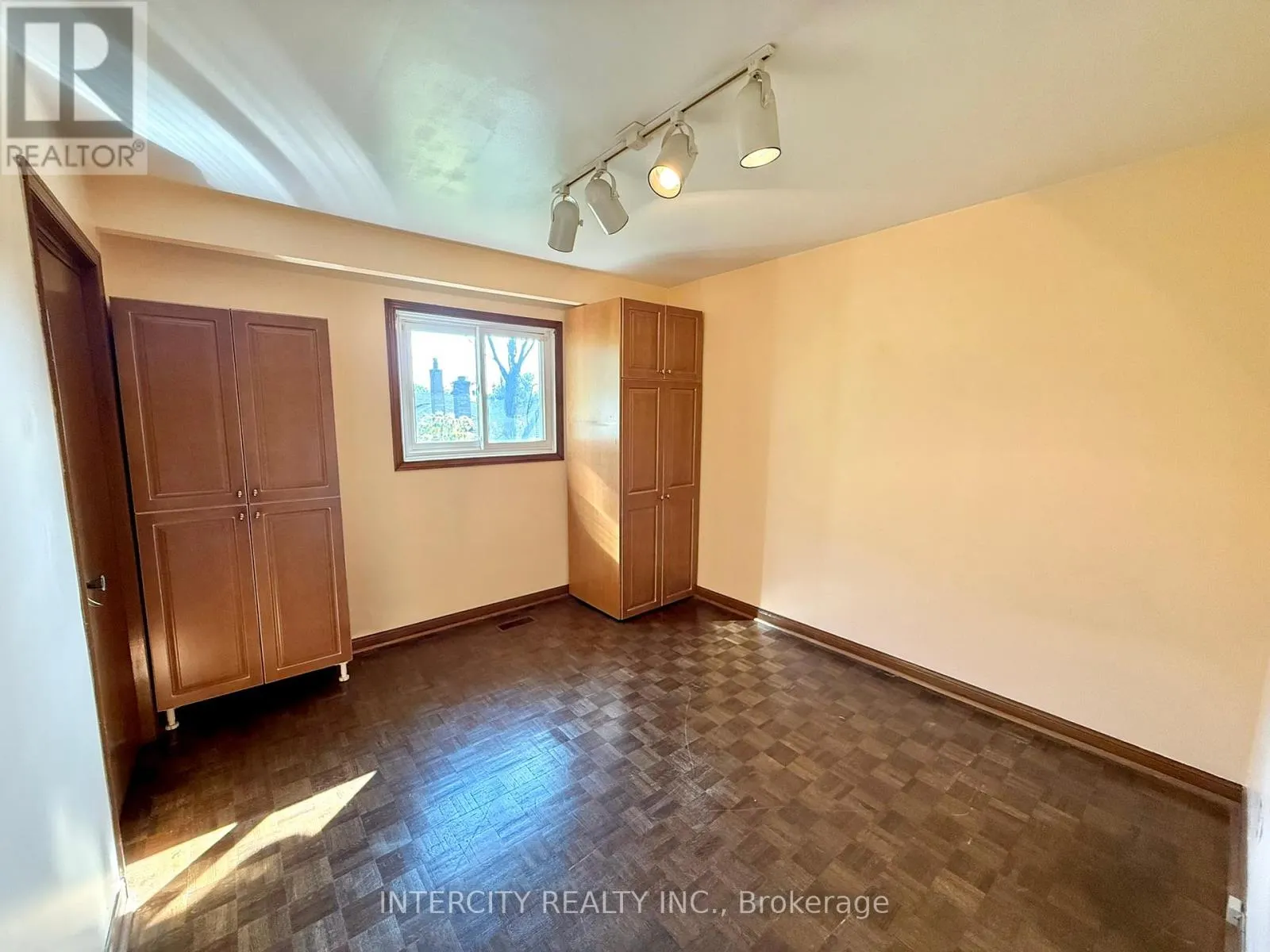 MAIN & 2ND FLR - 18 GLEN CAMERON ROAD