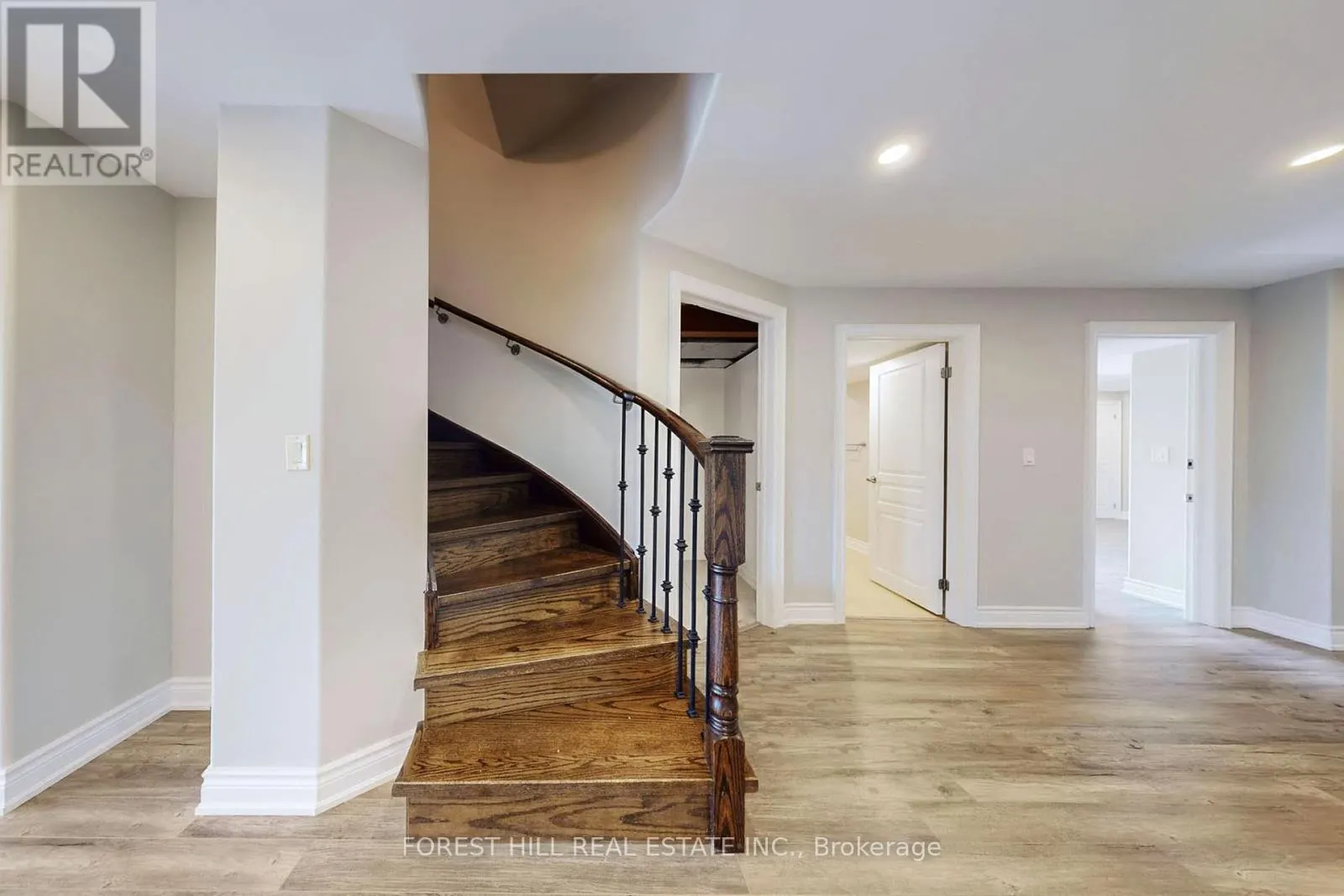 21 FARMHOUSE CRESCENT
