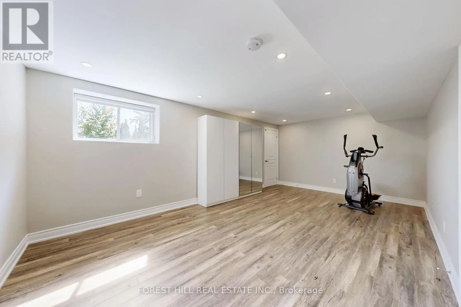 21 FARMHOUSE CRESCENT