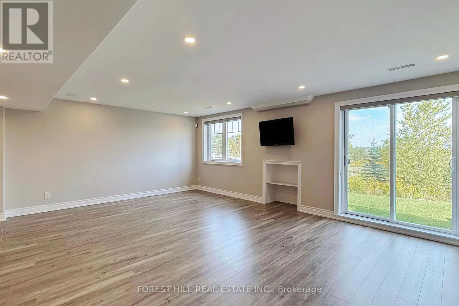 21 FARMHOUSE CRESCENT
