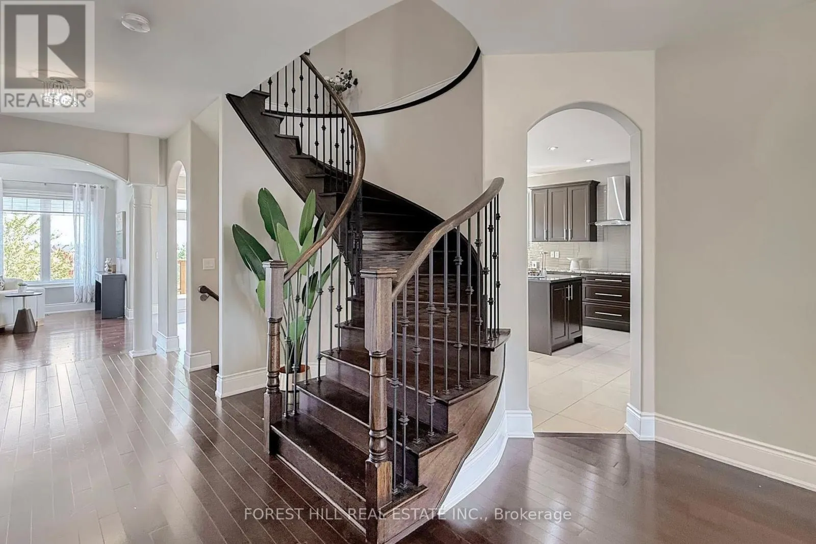 21 FARMHOUSE CRESCENT