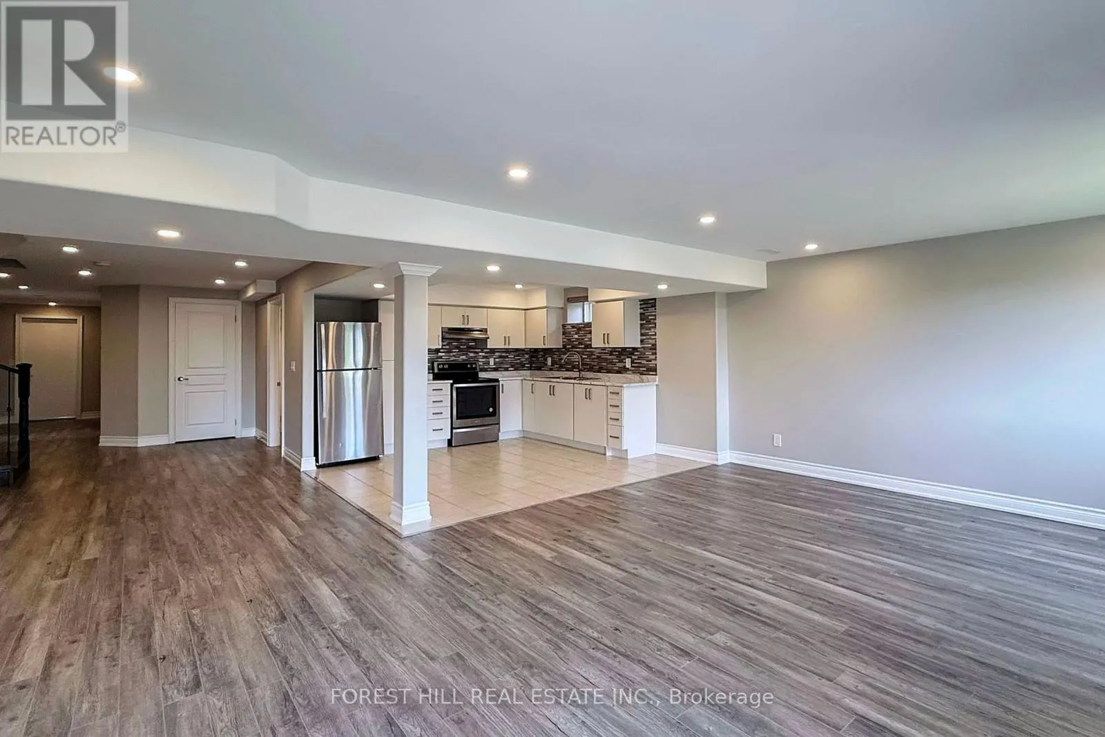 21 FARMHOUSE CRESCENT