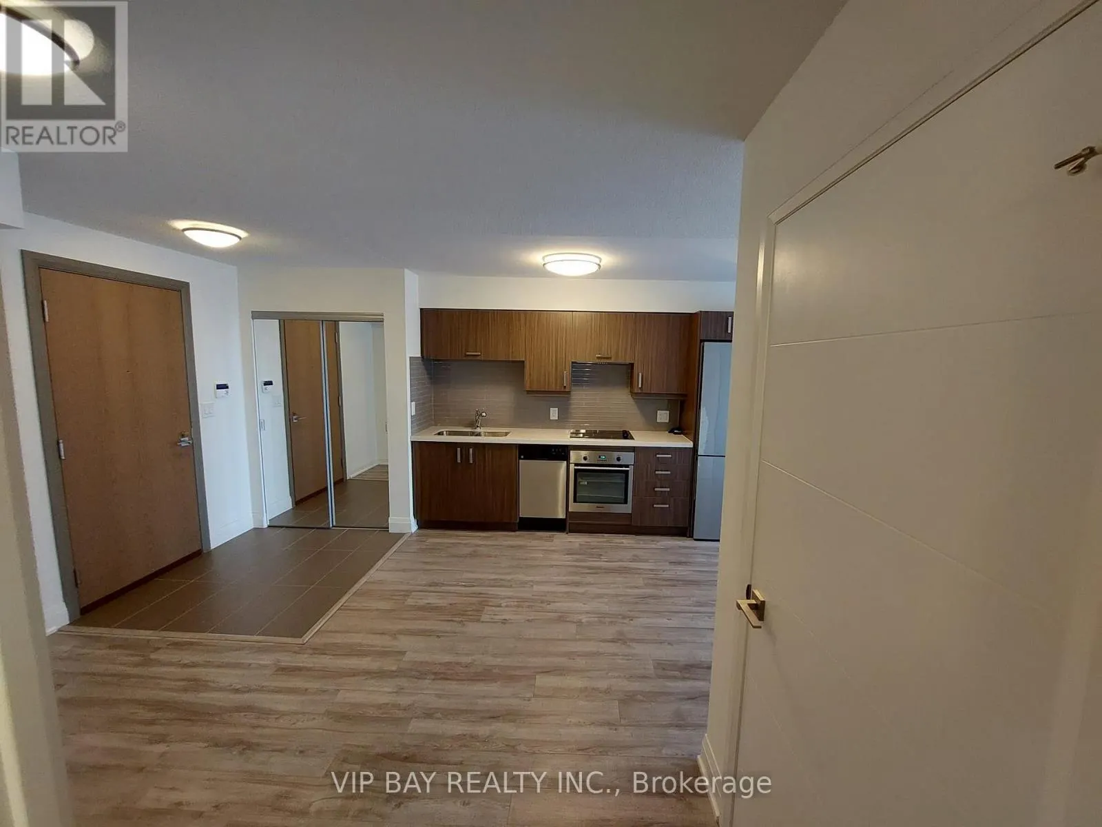 1103 - 18 UPTOWN DRIVE