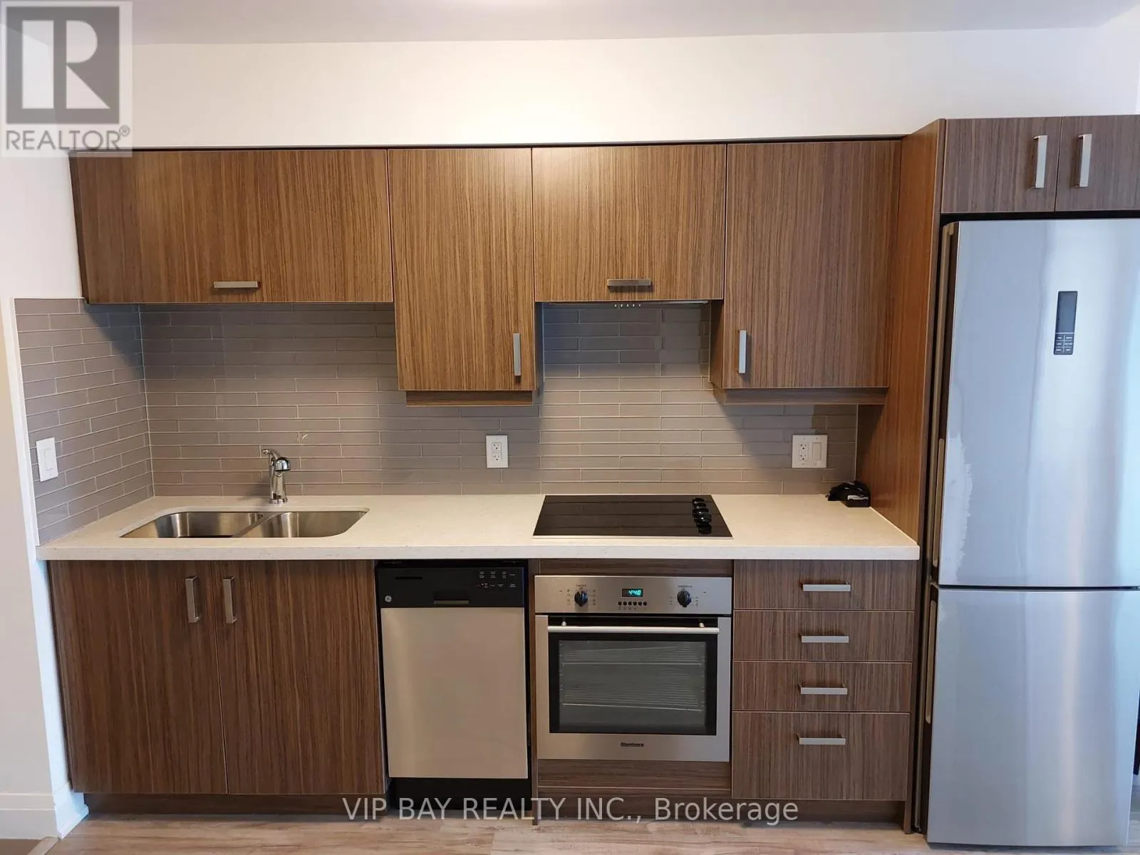 1103 - 18 UPTOWN DRIVE