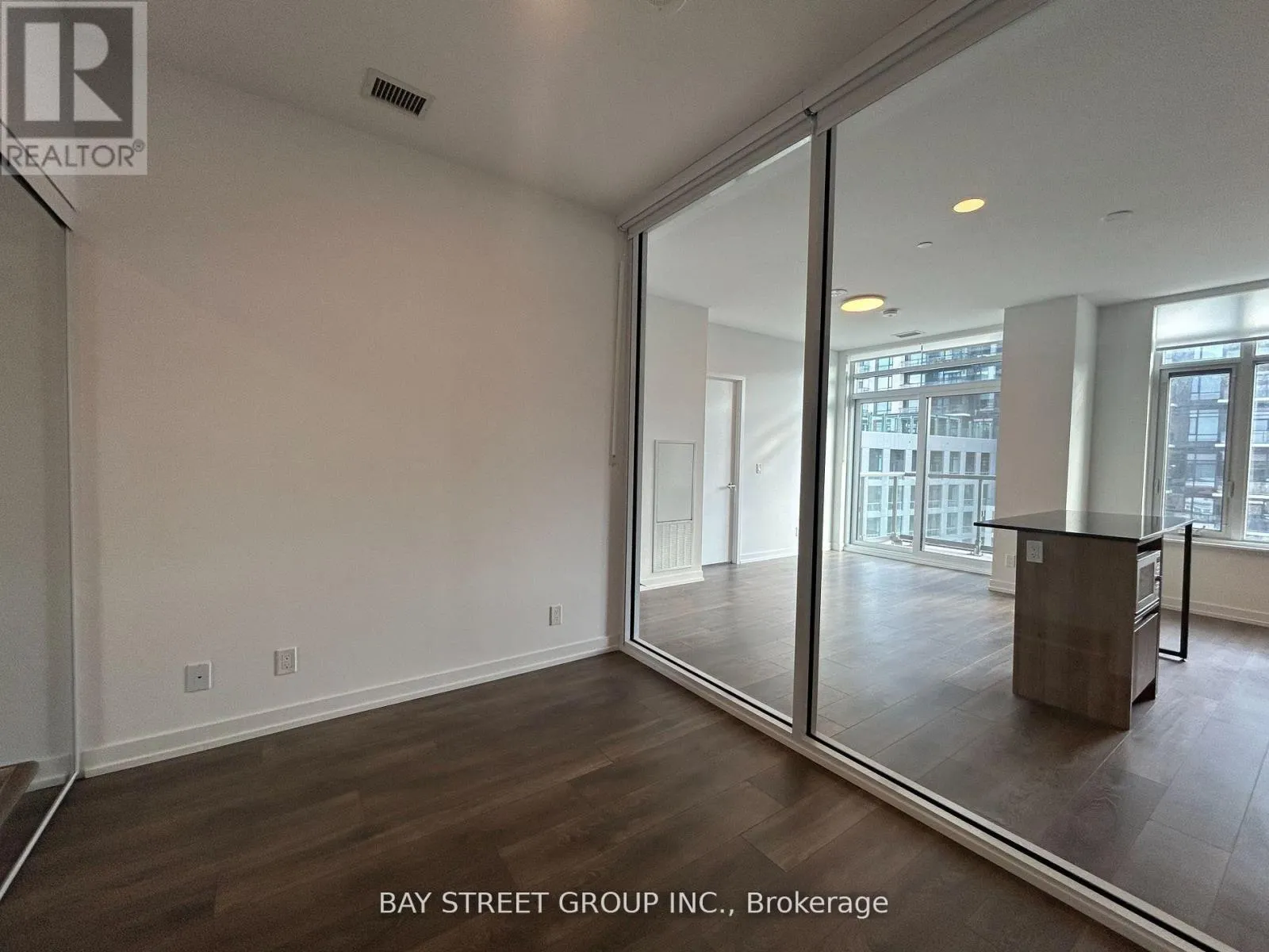 606 - 8 BEVERLEY GLEN BOULEVARD