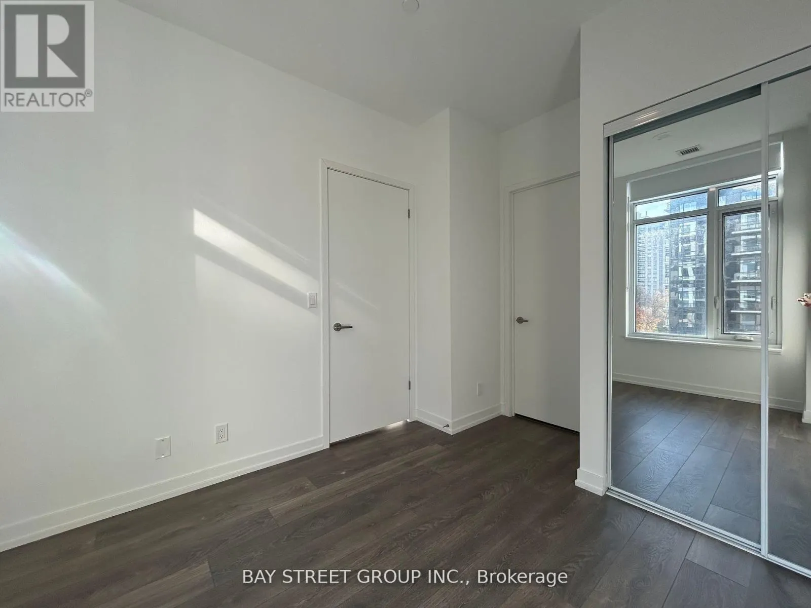 606 - 8 BEVERLEY GLEN BOULEVARD