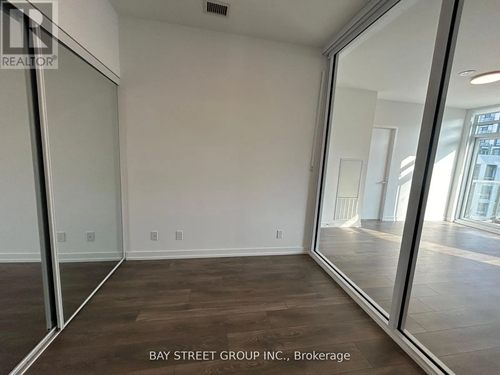 606 - 8 BEVERLEY GLEN BOULEVARD