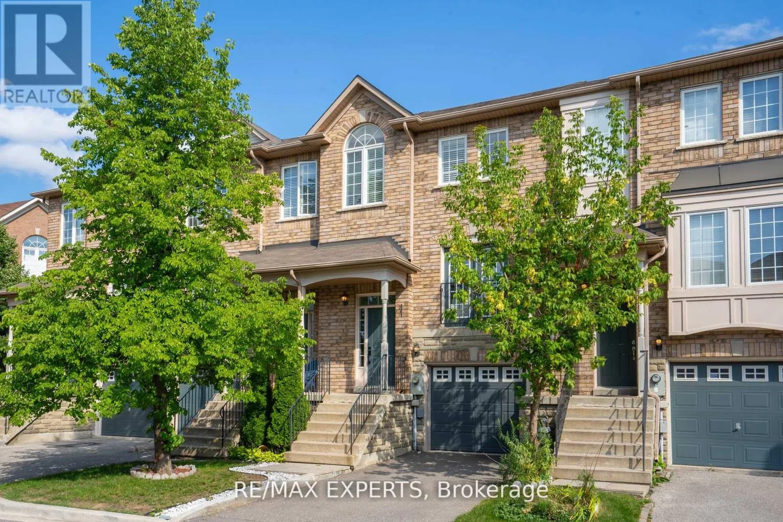 32 - 19 FOXCHASE AVENUE