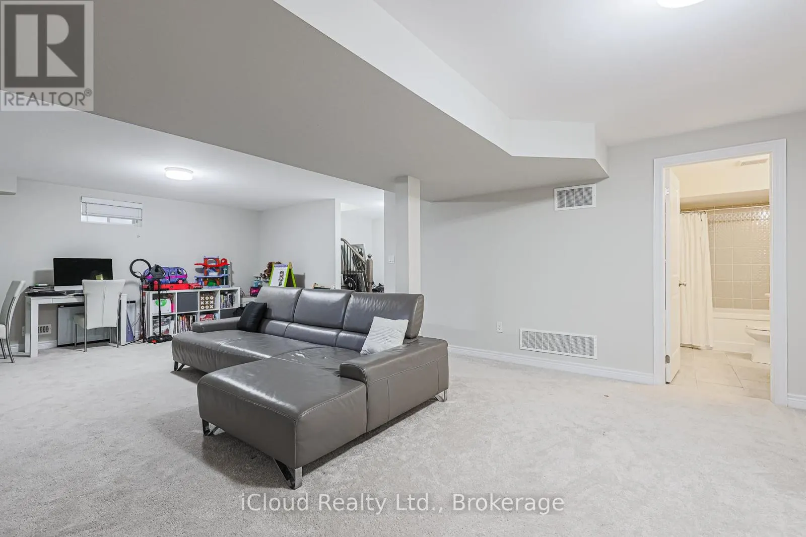 87 PINE HILL CRESCENT