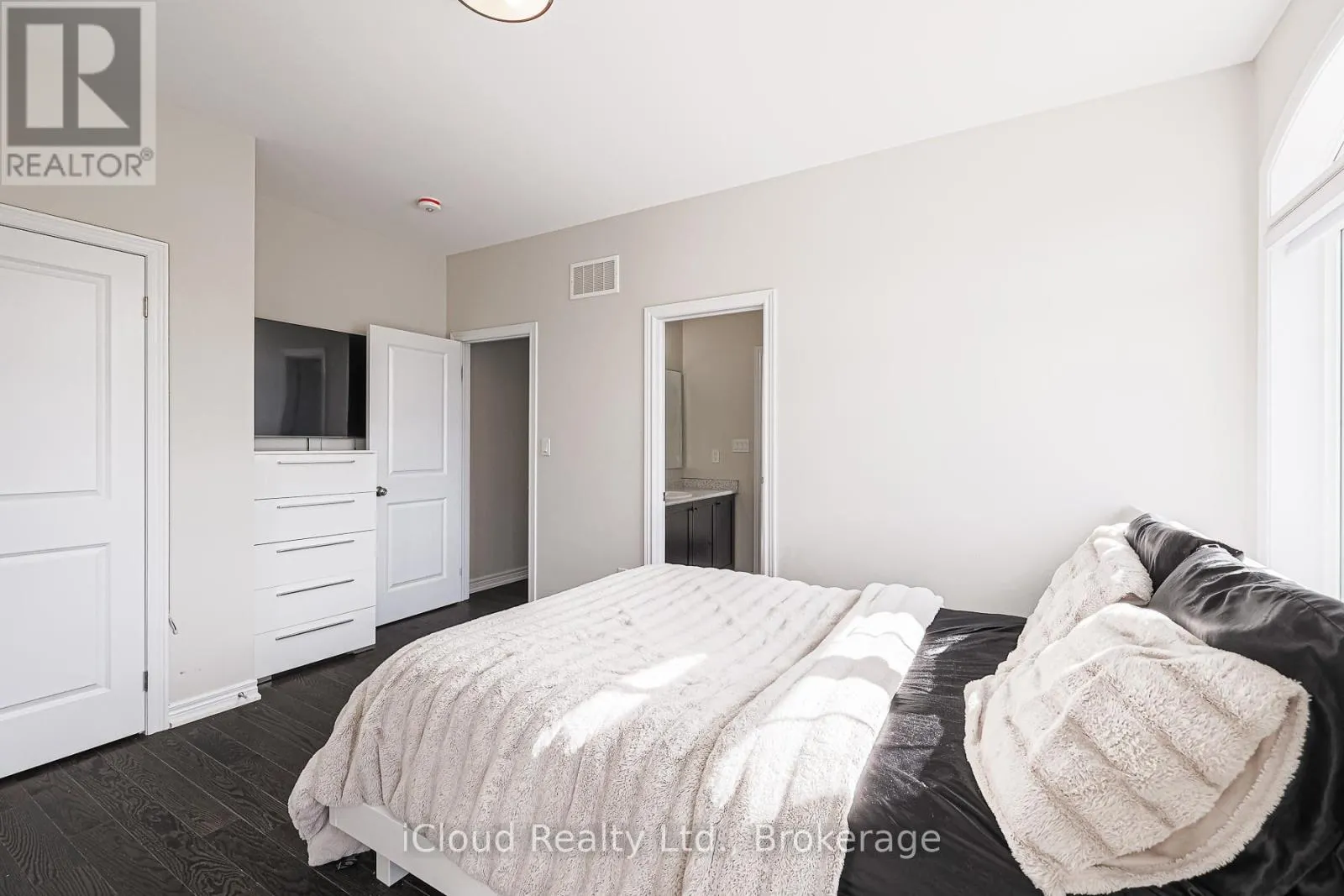 87 PINE HILL CRESCENT