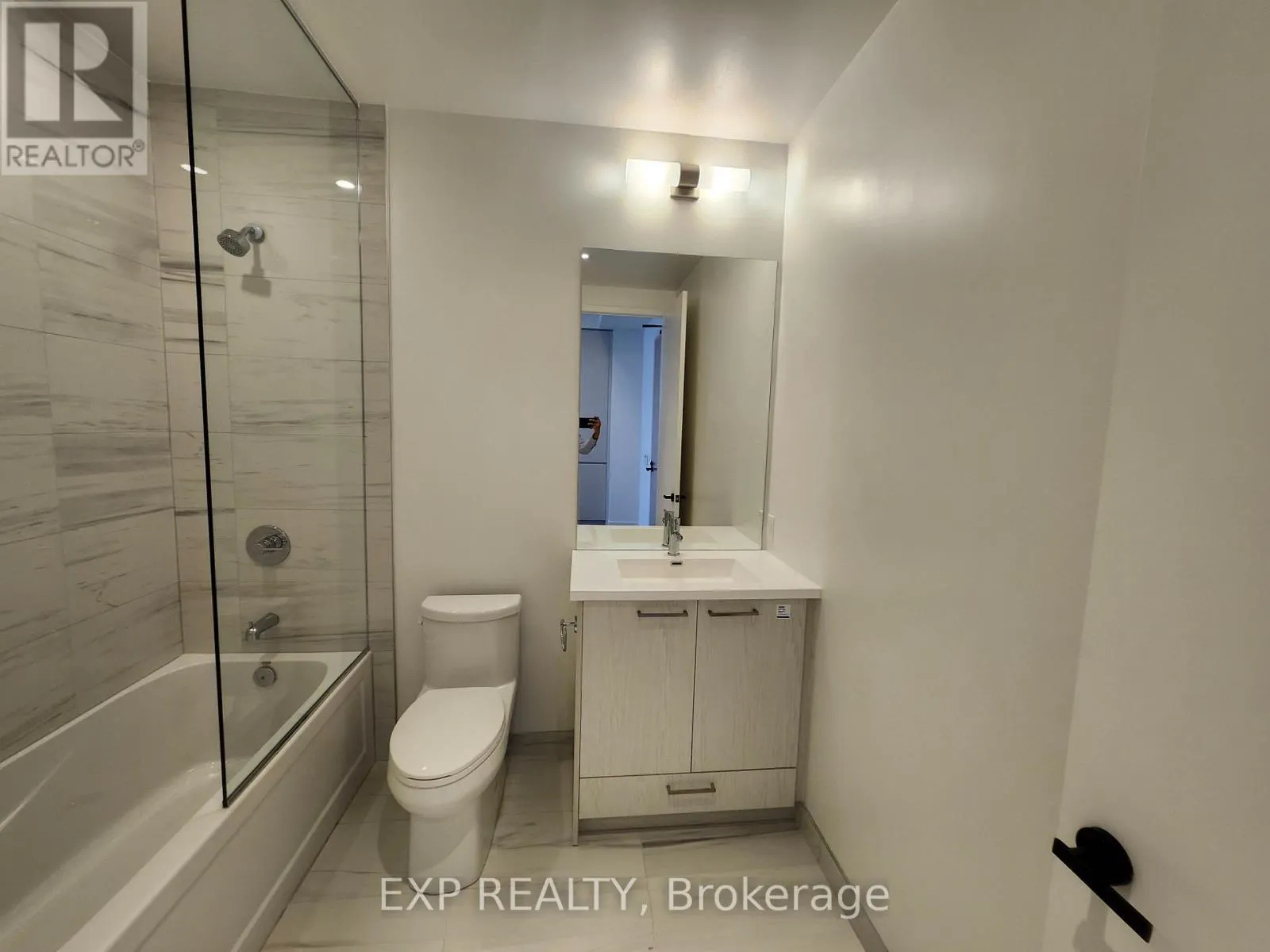 UNIT 4308 - 28 INTERCHANGE WAY WAY N