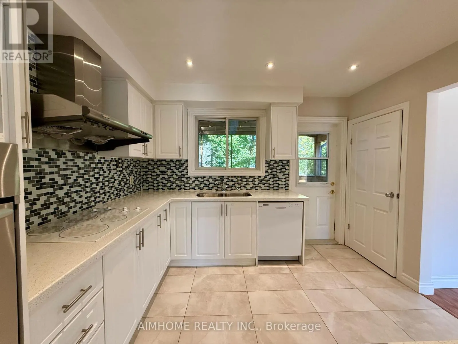 371 WENLOCK AVENUE