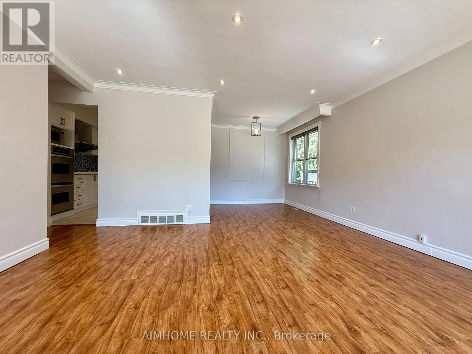 371 WENLOCK AVENUE