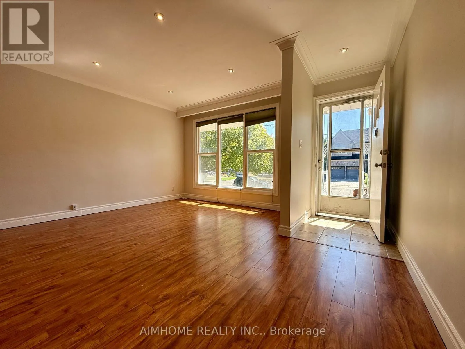 371 WENLOCK AVENUE
