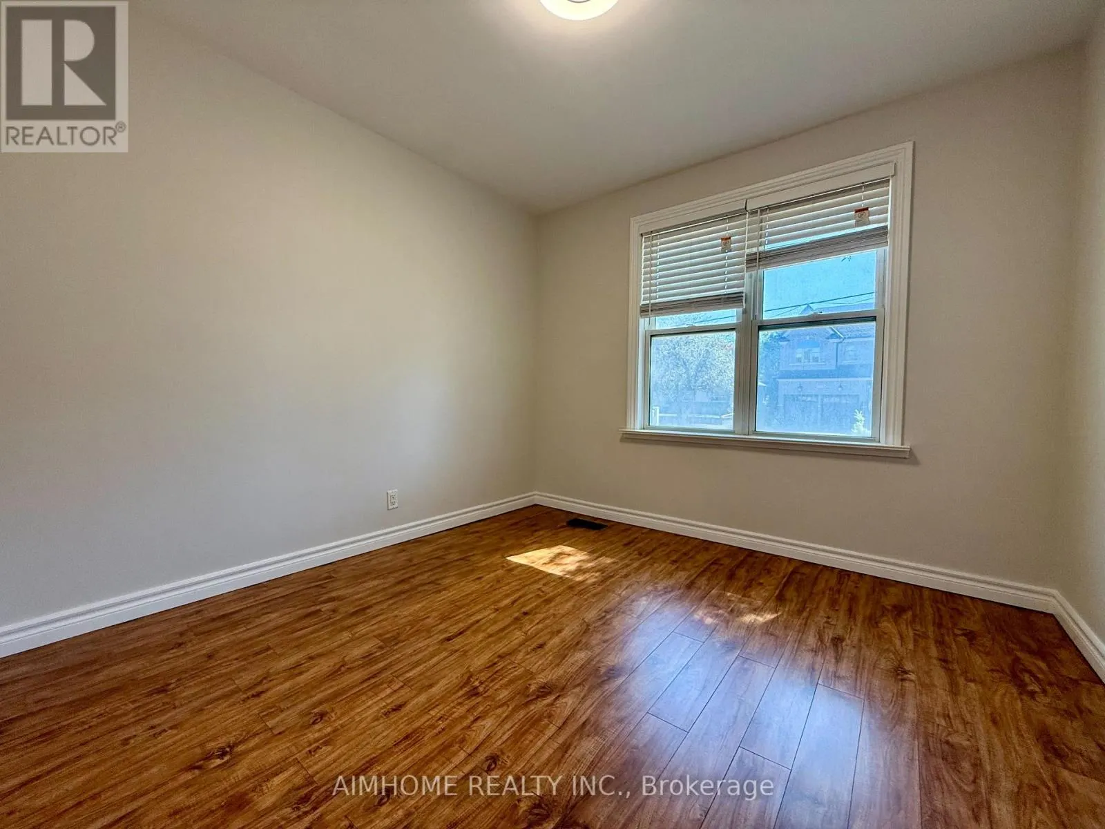 371 WENLOCK AVENUE