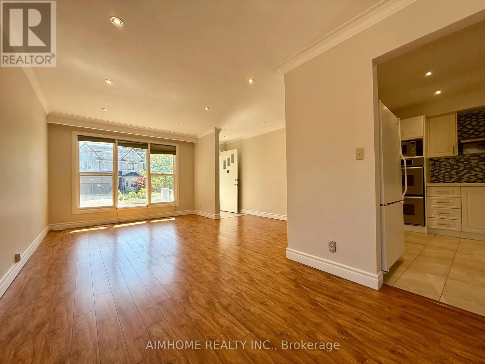 371 WENLOCK AVENUE