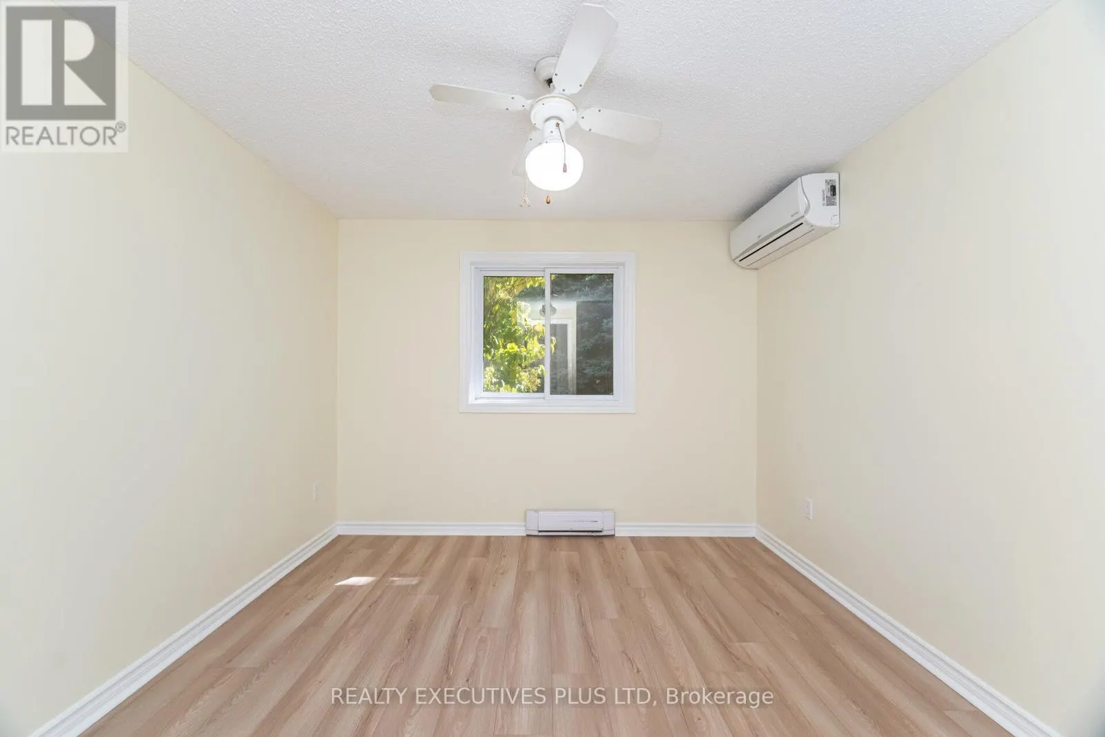 3 HICKORY COURT