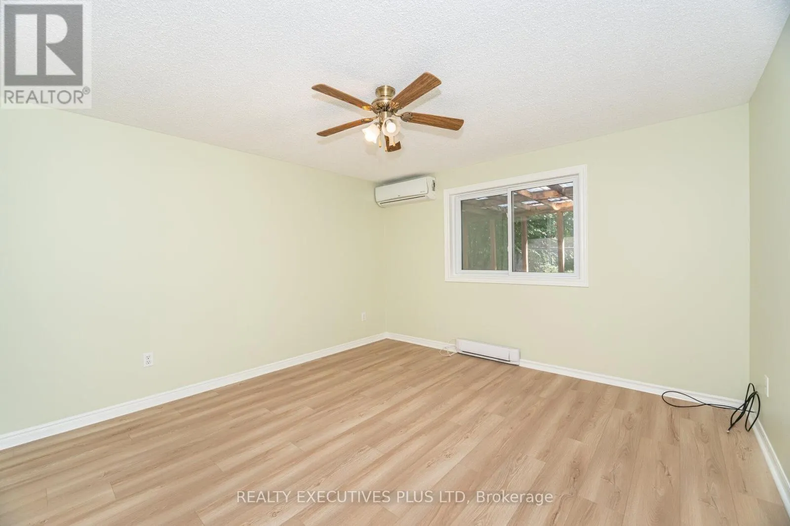 3 HICKORY COURT