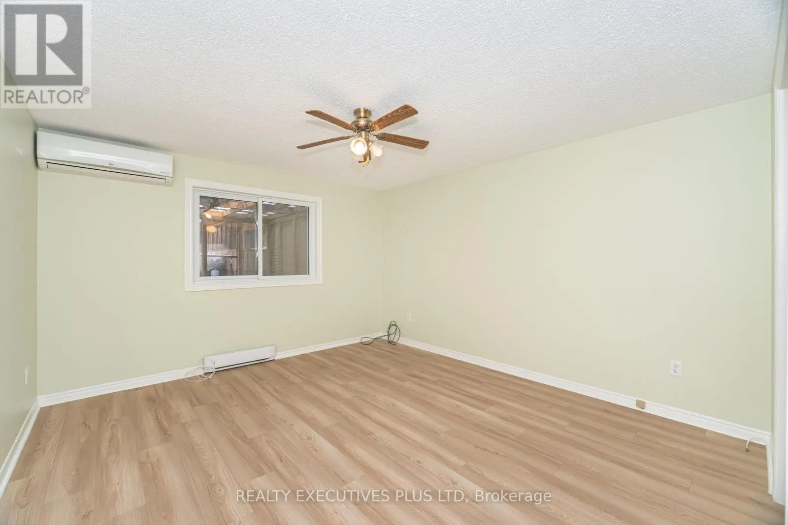 3 HICKORY COURT