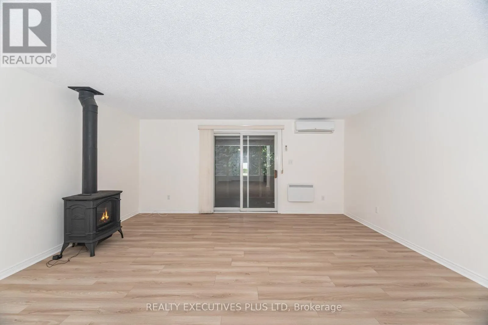 3 HICKORY COURT